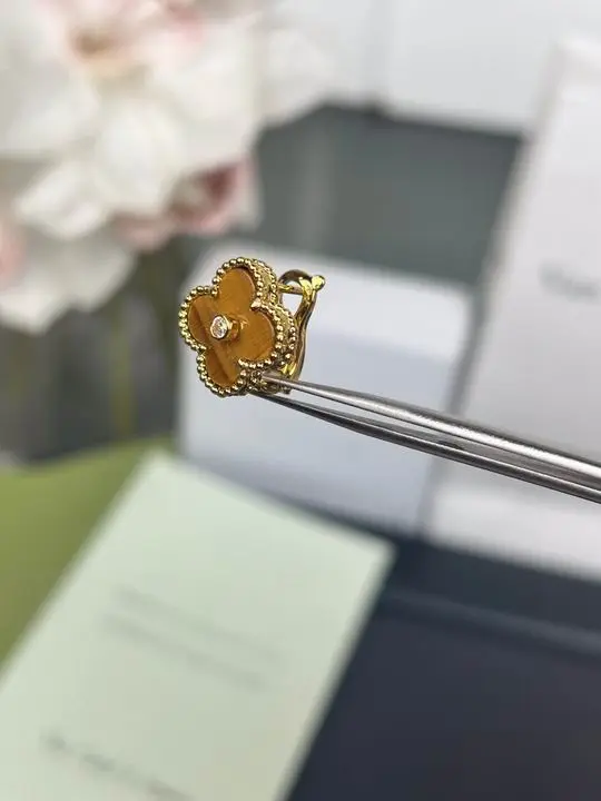 Van Cleef & Arpels earring 11lyh19 (1)