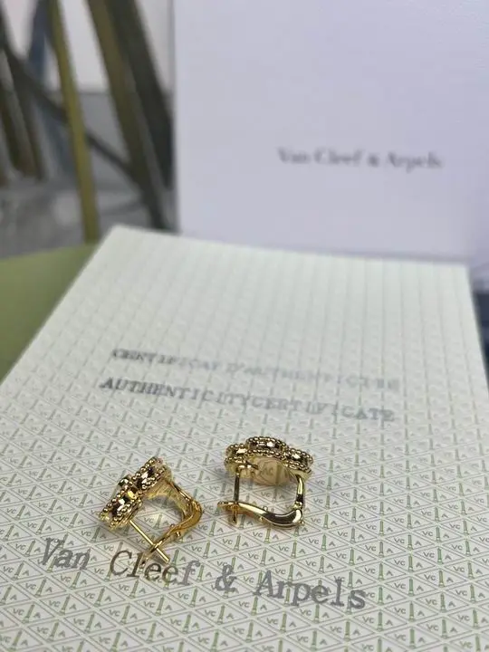 Van Cleef & Arpels earring 11lyh19 (1)