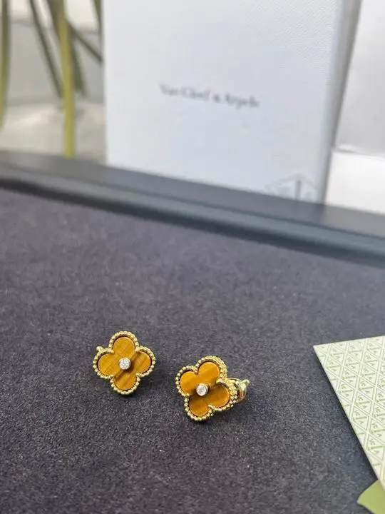 Van Cleef & Arpels earring 11lyh19 (1)