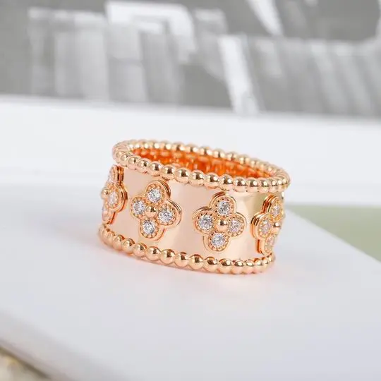 Van Cleef & Arpels ring 12lyh16 (1)