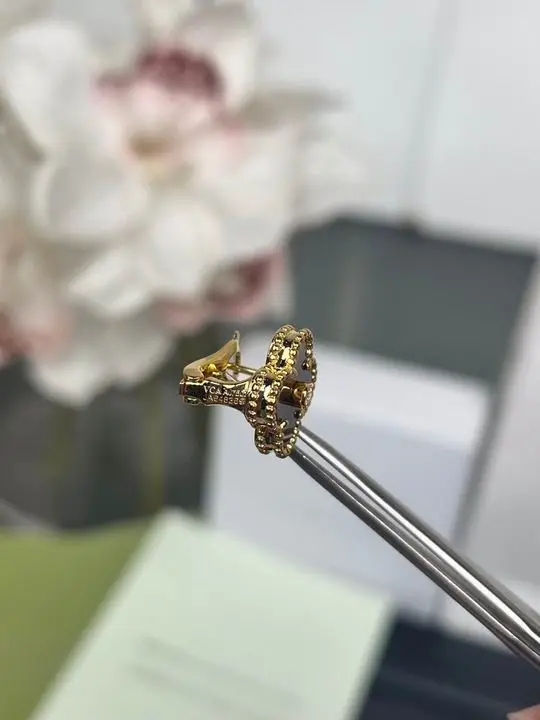 Van Cleef & Arpels earring 11lyh19 (1)