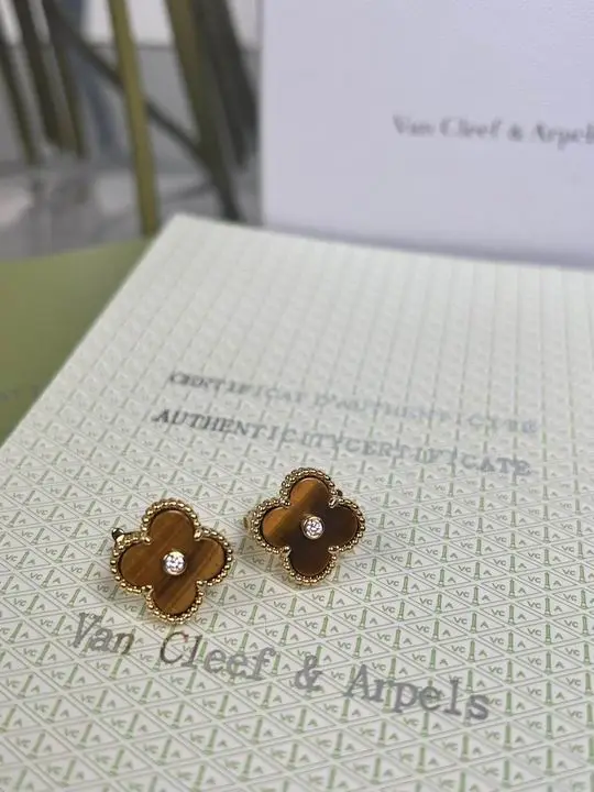 Van Cleef & Arpels earring 11lyh19 (1)