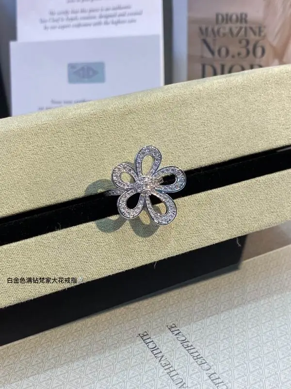 Van Cleef & Arpels ring 03lyh20 (1)