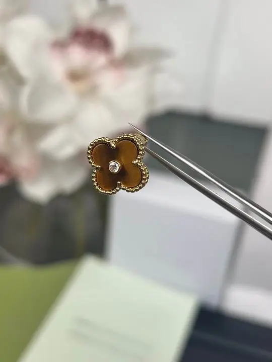 Van Cleef & Arpels earring 11lyh19 (1)