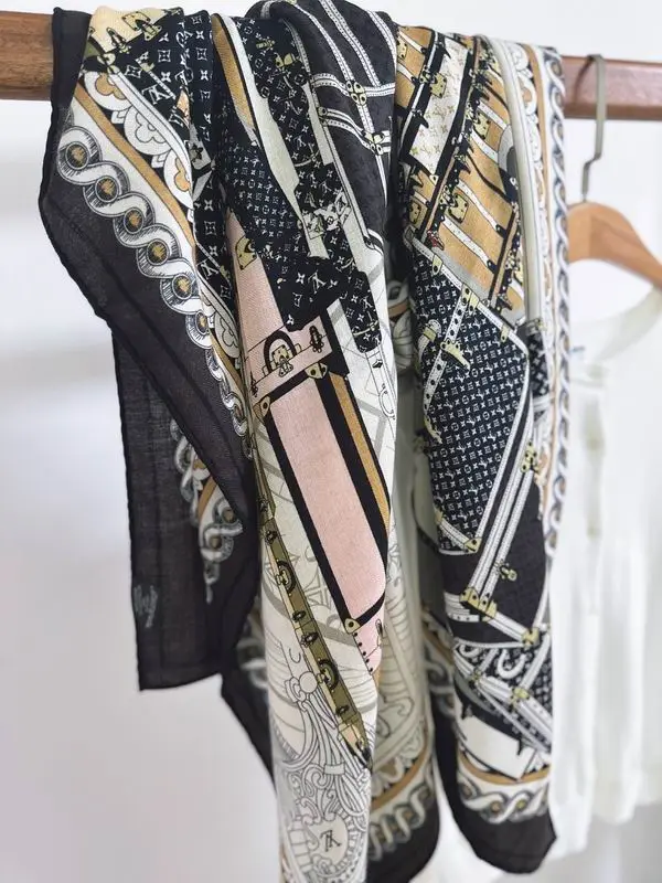 LV Scarf 135X135cm E10 (9)