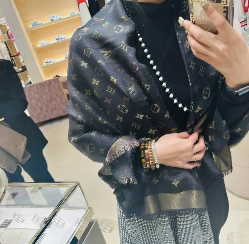 LV Scarf E45 (10)