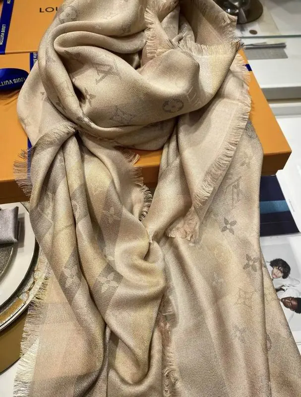LV Scarf E45 (10)