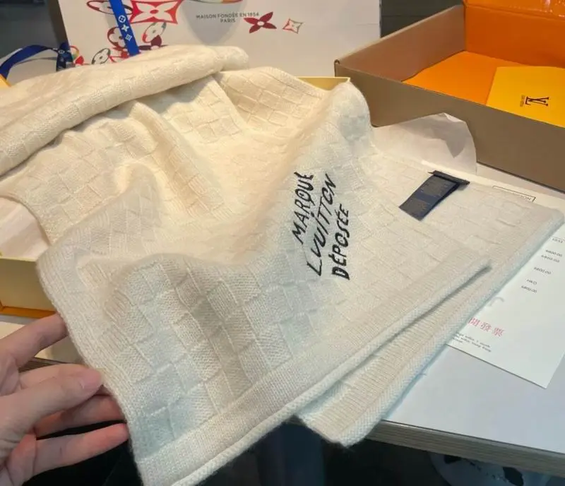 LV Scarf 29X178cm E (1)