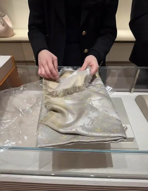 LV Scarf 140X140cm E28 (7)