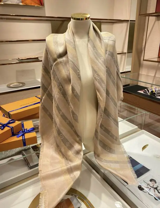 LV Scarf E45 (10)