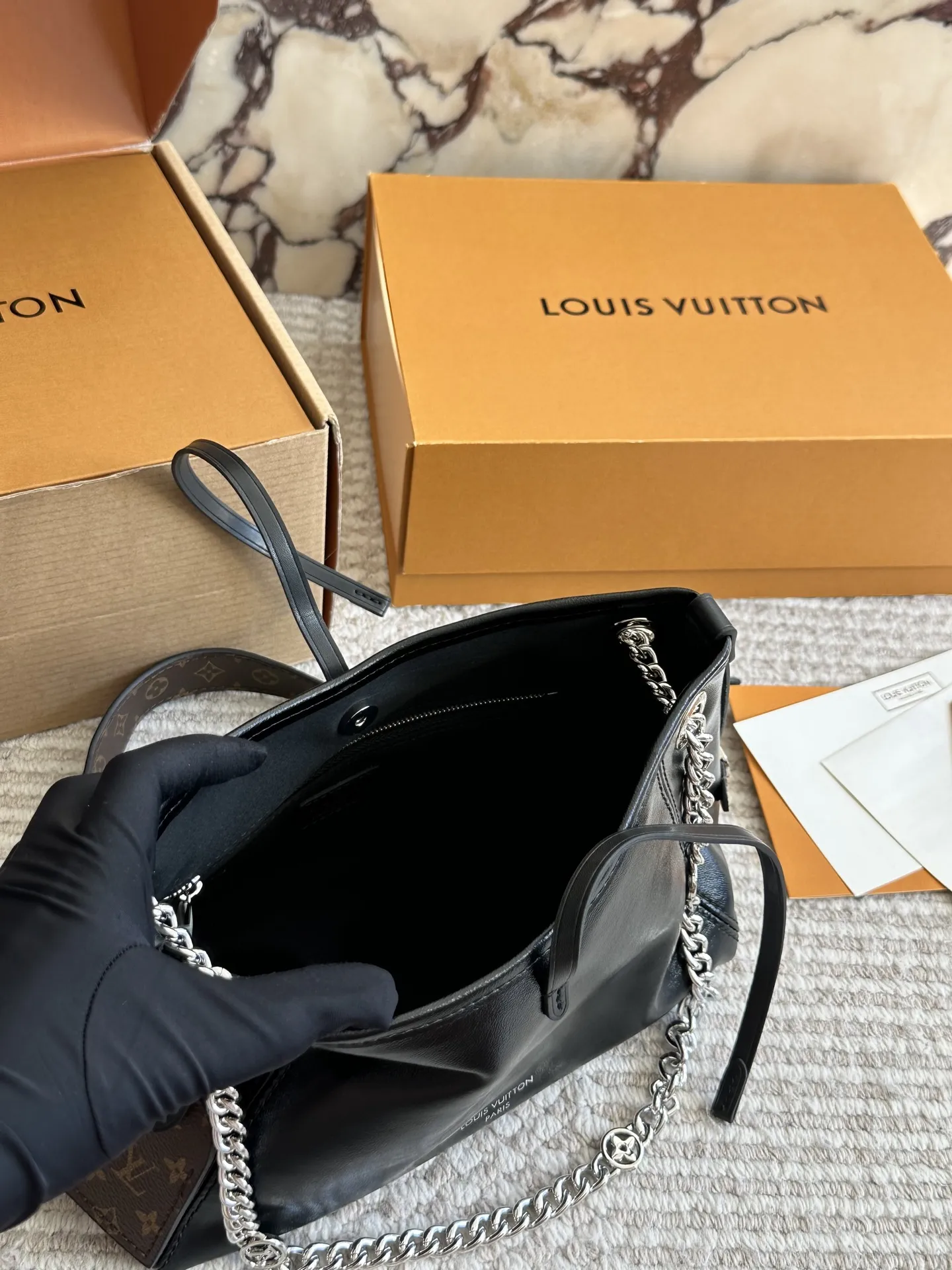 p190 新的carryall bb 鲶鱼须子和大金链子宝宝们形容的太贴切了 LV配金链子真的好看 小小咩觉得新版carryall变可爱 了，而且不喜欢大包的姐妹这个就没什么顾虑了，26cm双盒