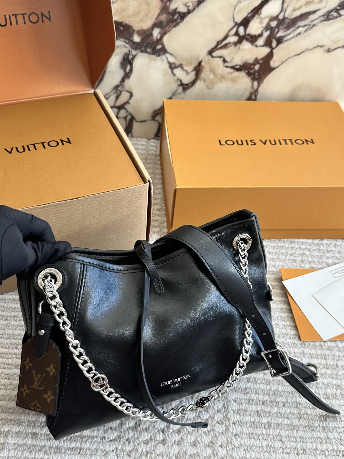 p190 新的carryall bb 鲶鱼须子和大金链子宝宝们形容的太贴切了 LV配金链子真的好看 小小咩觉得新版carryall变可爱 了,而且不喜欢大包的姐妹这个就没什么顾虑了,26cm双盒