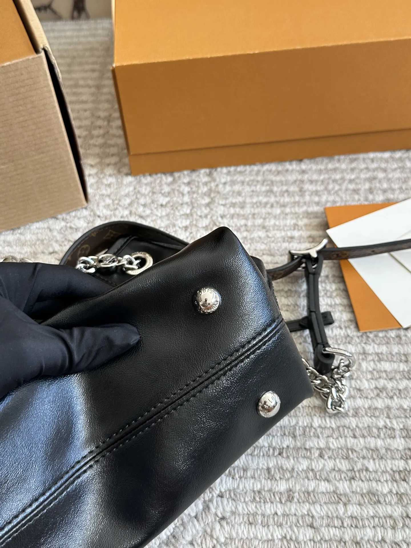 p190 新的carryall bb 鲶鱼须子和大金链子宝宝们形容的太贴切了 LV配金链子真的好看 小小咩觉得新版carryall变可爱 了，而且不喜欢大包的姐妹这个就没什么顾虑了，26cm双盒