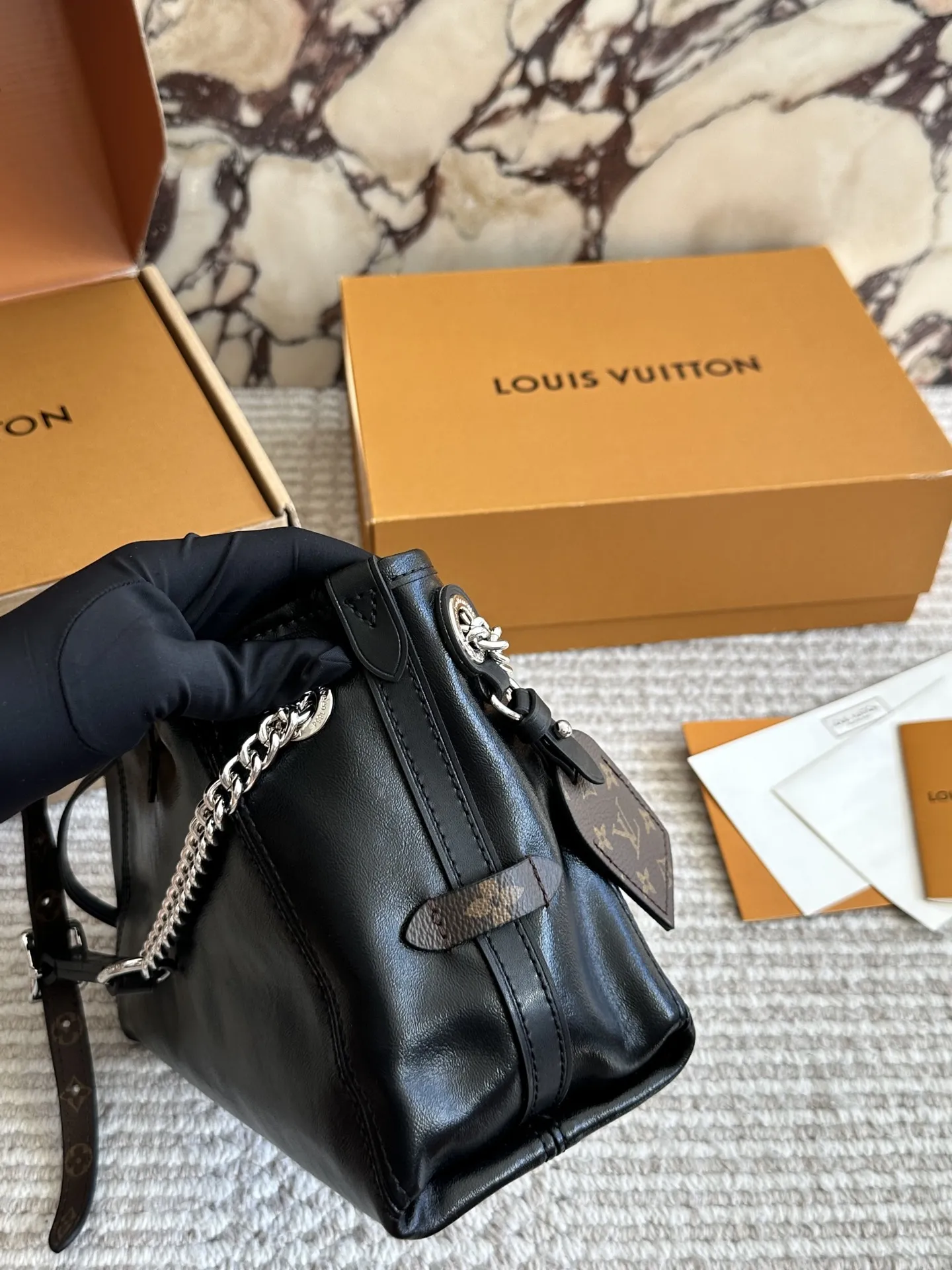 p190 新的carryall bb 鲶鱼须子和大金链子宝宝们形容的太贴切了 LV配金链子真的好看 小小咩觉得新版carryall变可爱 了,而且不喜欢大包的姐妹这个就没什么顾虑了,26cm双盒