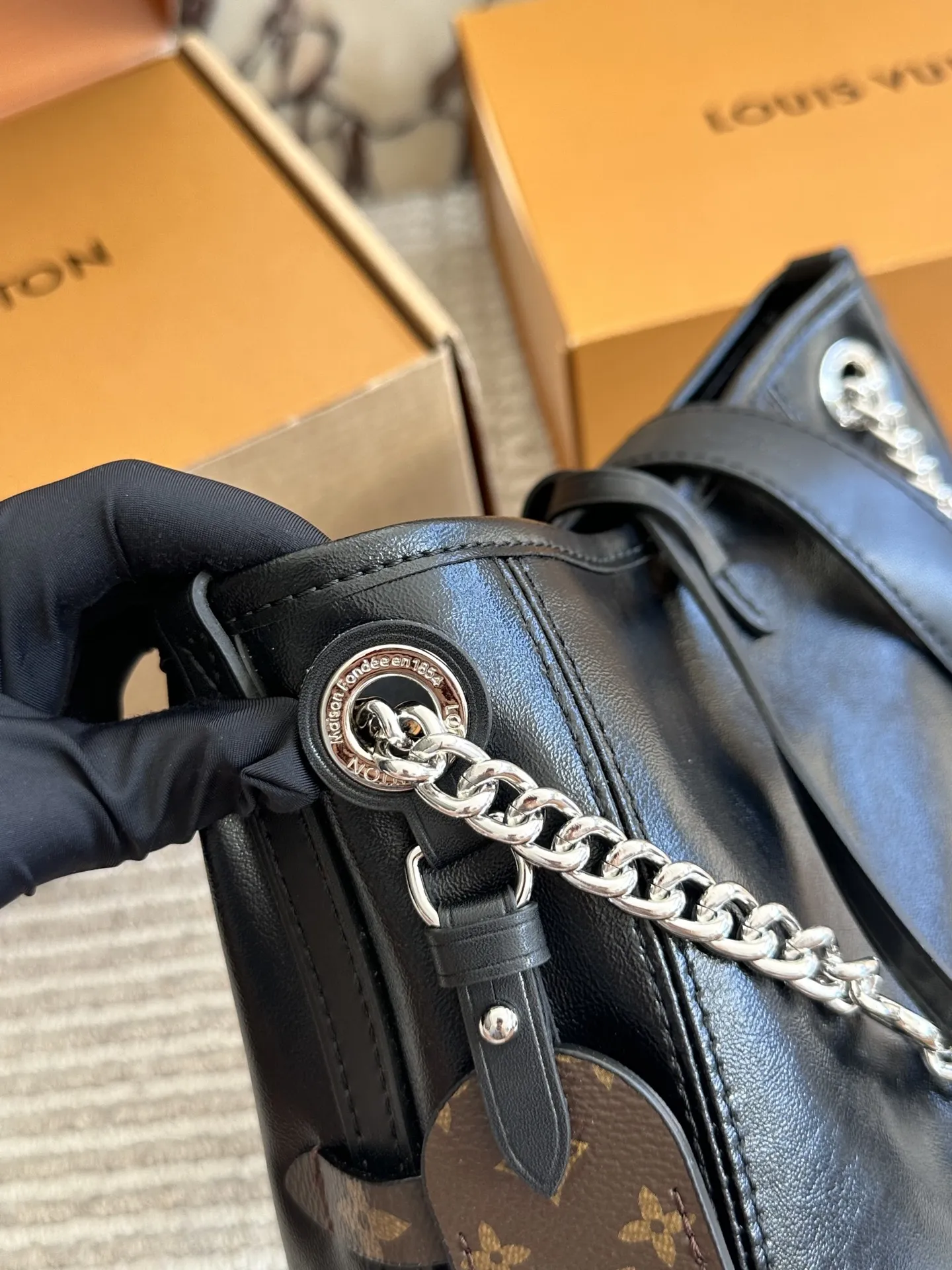 p190 新的carryall bb 鲶鱼须子和大金链子宝宝们形容的太贴切了 LV配金链子真的好看 小小咩觉得新版carryall变可爱 了,而且不喜欢大包的姐妹这个就没什么顾虑了,26cm双盒