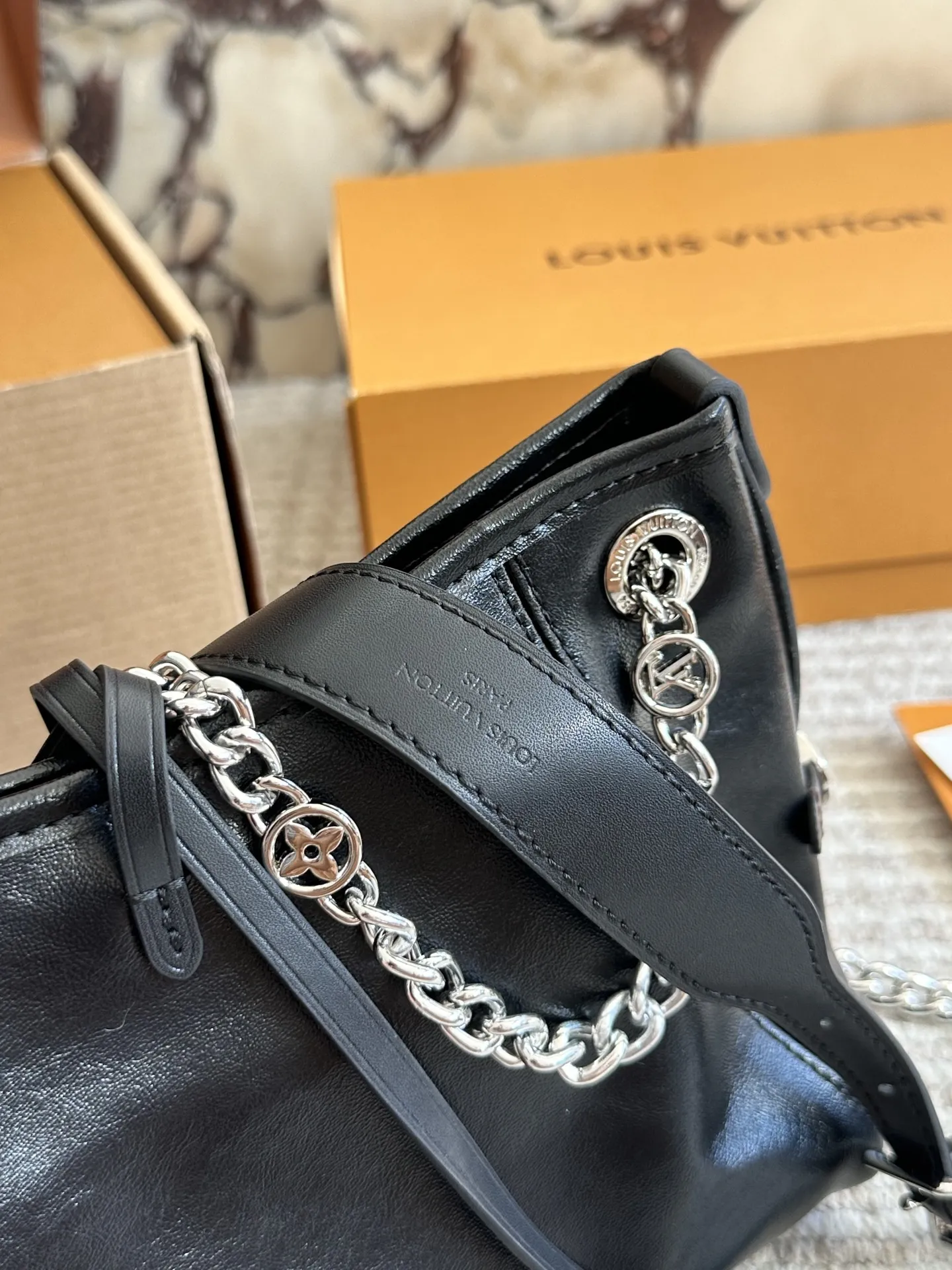 p190 新的carryall bb 鲶鱼须子和大金链子宝宝们形容的太贴切了 LV配金链子真的好看 小小咩觉得新版carryall变可爱 了,而且不喜欢大包的姐妹这个就没什么顾虑了,26cm双盒