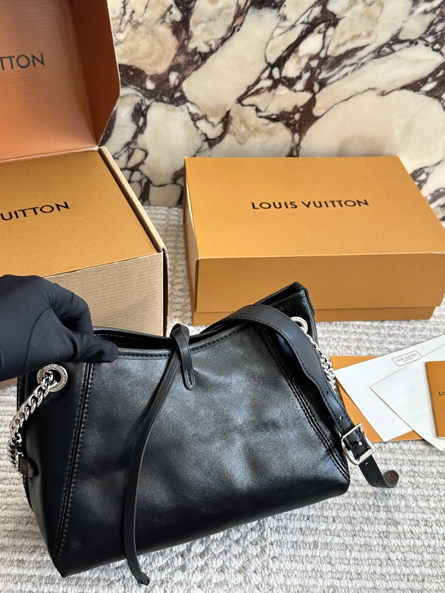 p190 新的carryall bb 鲶鱼须子和大金链子宝宝们形容的太贴切了 LV配金链子真的好看 小小咩觉得新版carryall变可爱 了，而且不喜欢大包的姐妹这个就没什么顾虑了，26cm双盒