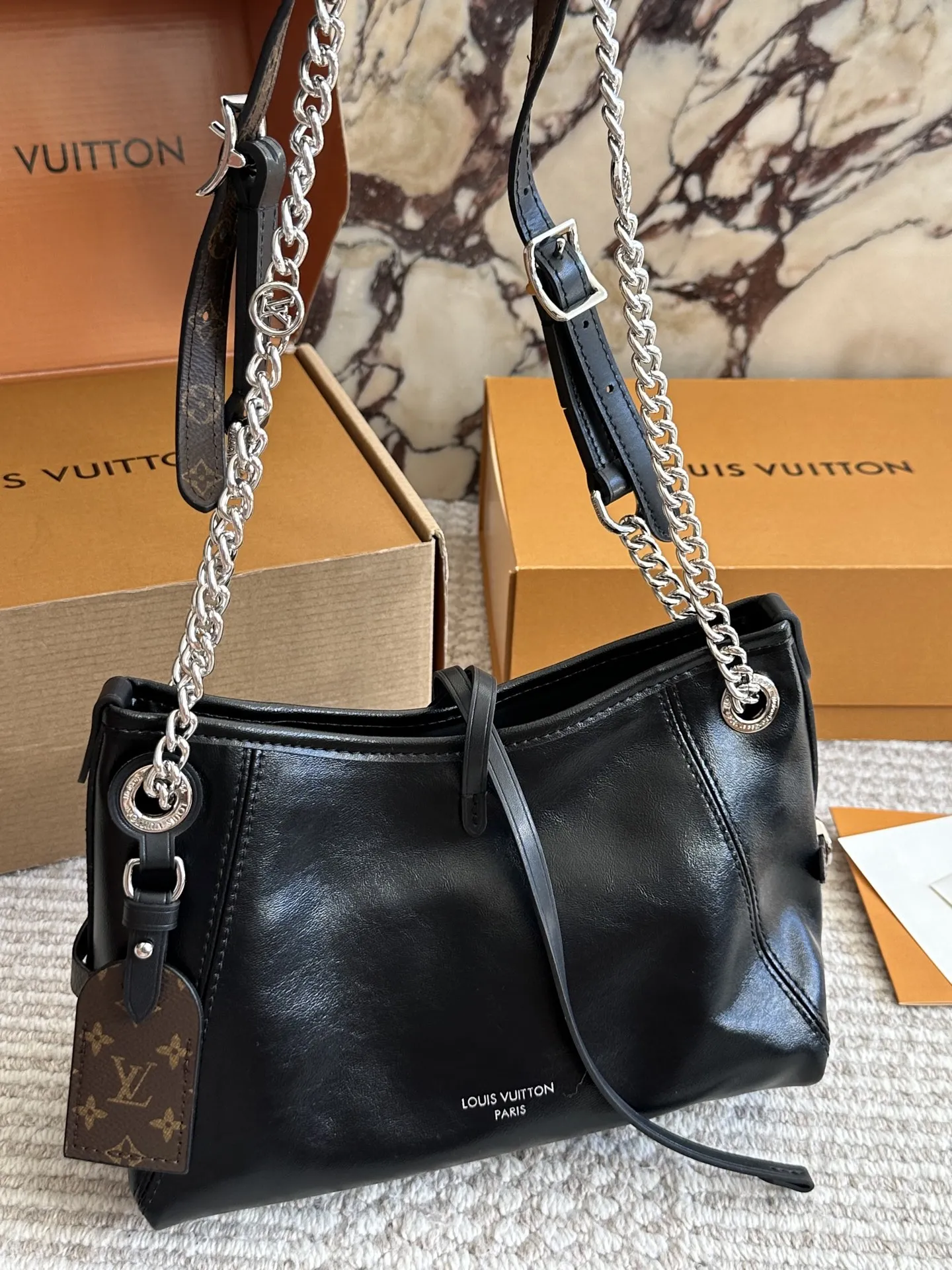 p190 新的carryall bb 鲶鱼须子和大金链子宝宝们形容的太贴切了 LV配金链子真的好看 小小咩觉得新版carryall变可爱 了,而且不喜欢大包的姐妹这个就没什么顾虑了,26cm双盒