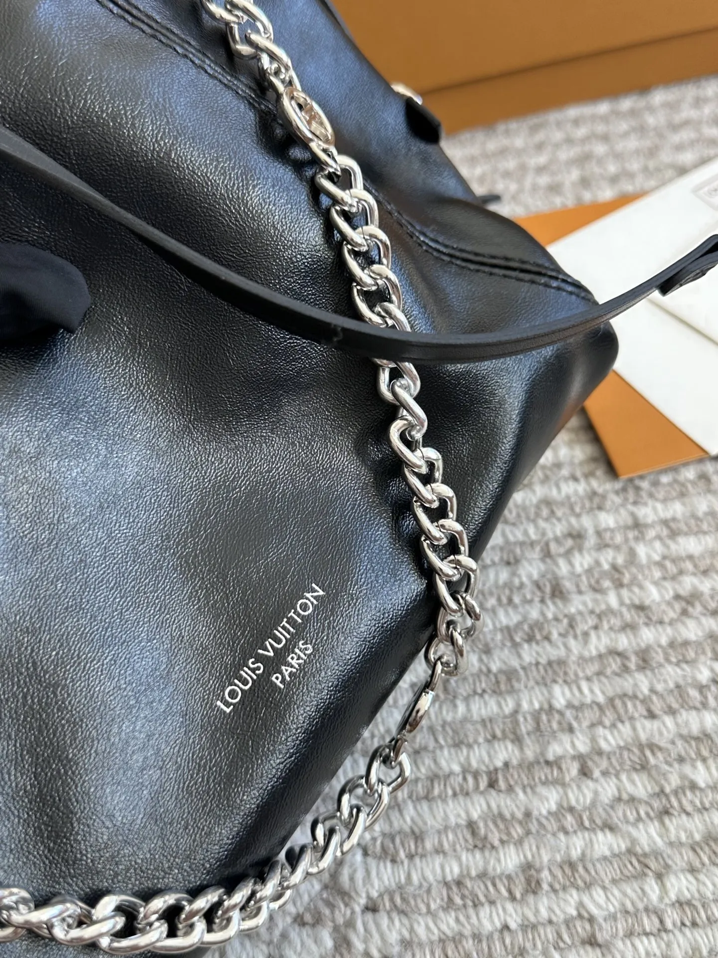 p190 新的carryall bb 鲶鱼须子和大金链子宝宝们形容的太贴切了 LV配金链子真的好看 小小咩觉得新版carryall变可爱 了,而且不喜欢大包的姐妹这个就没什么顾虑了,26cm双盒