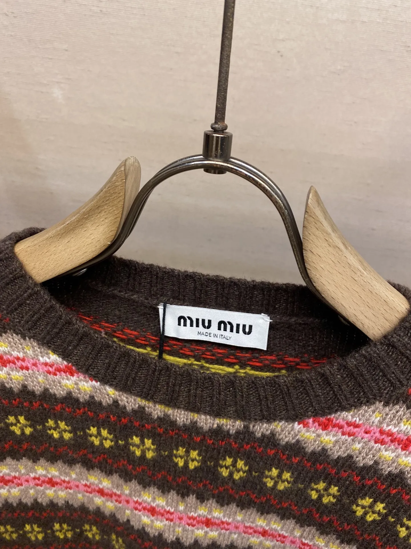 🌟🌟Miu Miu 25新品羊毛条纹毛衣 甄选羊毛面料制作 饰有品牌标识刺绣徽标 复古条纹提花图案 撞色针织饰边 弹力版型 秋冬新品❕ 尺码：S，M，L...