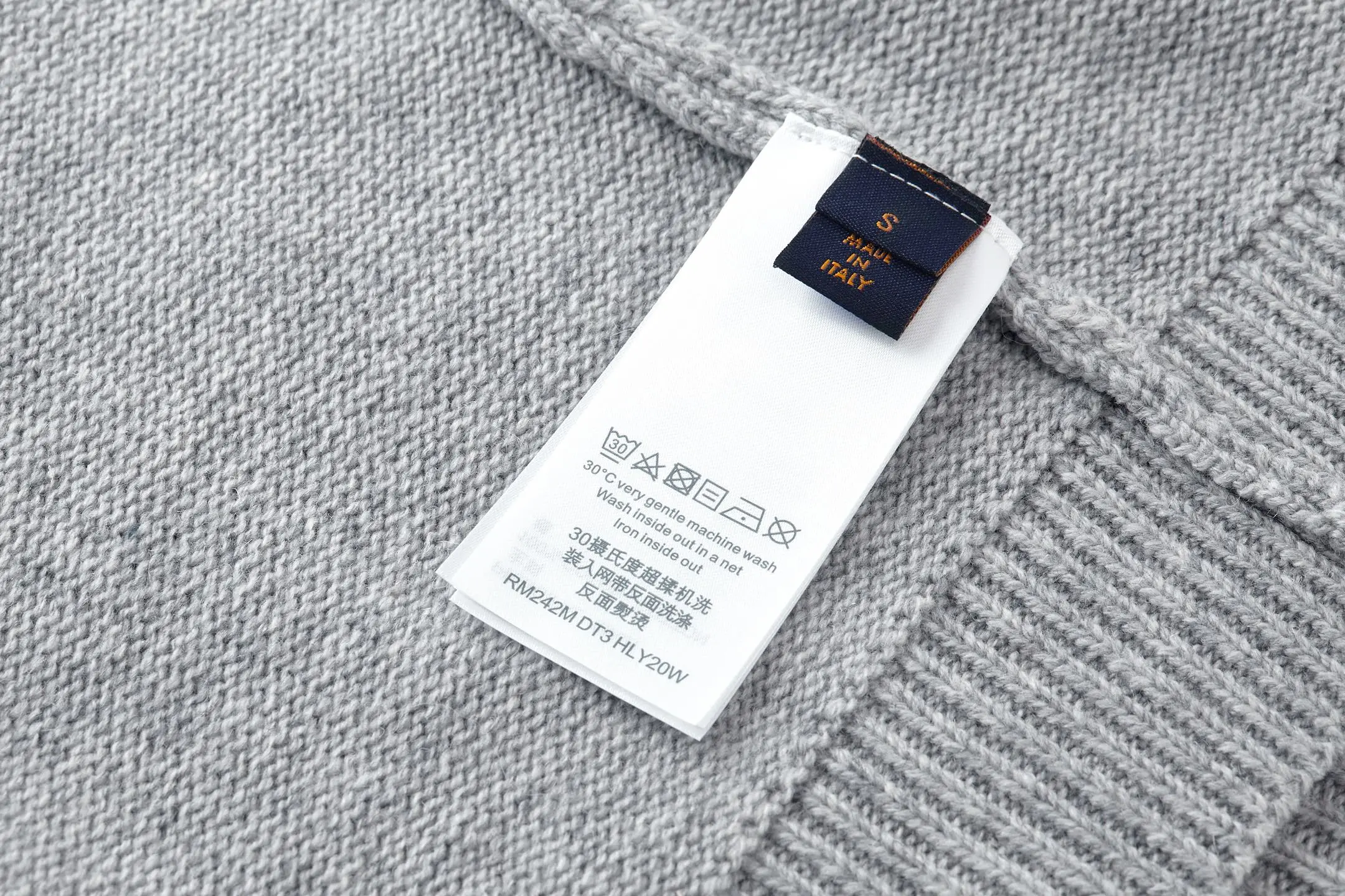 P230 1v 26SS 狐狸嵌花圆领毛衣 原版14,100购入开发,面料采用50%羊毛,15%山羊绒,35%棉。进口正7针提花工艺,胸前以花卉提花图标饰以跃功的狐狸动物做为点缀。皮标采用双层复合牛皮,面上压花品牌标识。这款长袖粗针织圆领衫,饰有灵感源自英国乡村的俏皮嵌花图案,图案中包含大号LV字母和一只衔着Monogram花卉的跃动狐狸。采用浅色绵羊毛与山羊绒混纺纱线制成,背面饰有WN牛皮革Marque L.Vuitton Dpose贴饰。温暖舒适,是本季常备品。整体走线平直细腻,面料舒适柔软,颜色一致无色差 能与同款搭配营造时尚造型,驾驭各种场合,定制辅料,三标齐全,男女同款。 Size:S-M-L-XL