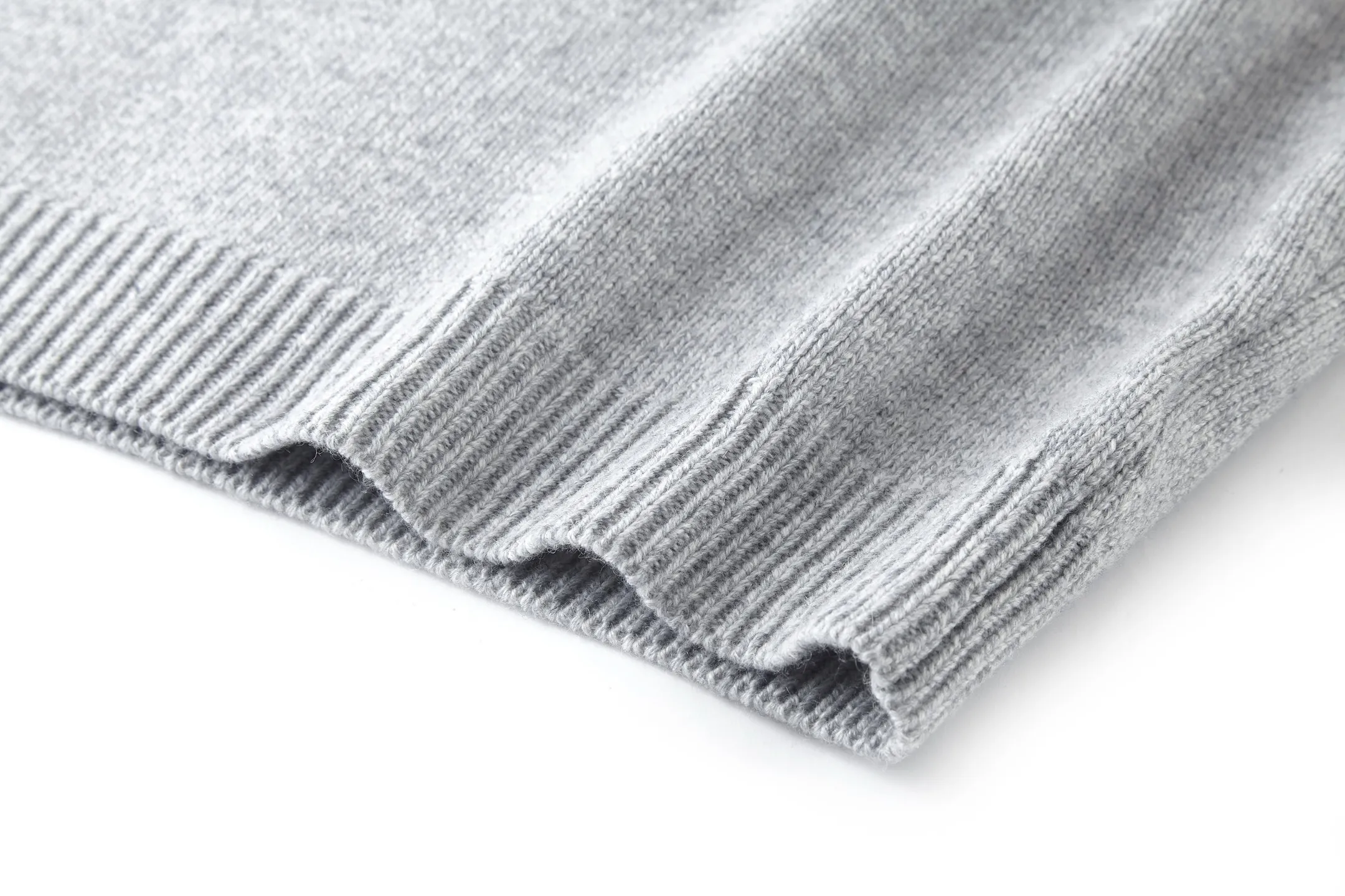 P230 1v 26SS 狐狸嵌花圆领毛衣 原版14,100购入开发,面料采用50%羊毛,15%山羊绒,35%棉。进口正7针提花工艺,胸前以花卉提花图标饰以跃功的狐狸动物做为点缀。皮标采用双层复合牛皮,面上压花品牌标识。这款长袖粗针织圆领衫,饰有灵感源自英国乡村的俏皮嵌花图案,图案中包含大号LV字母和一只衔着Monogram花卉的跃动狐狸。采用浅色绵羊毛与山羊绒混纺纱线制成,背面饰有WN牛皮革Marque L.Vuitton Dpose贴饰。温暖舒适,是本季常备品。整体走线平直细腻,面料舒适柔软,颜色一致无色差 能与同款搭配营造时尚造型,驾驭各种场合,定制辅料,三标齐全,男女同款。 Size:S-M-L-XL