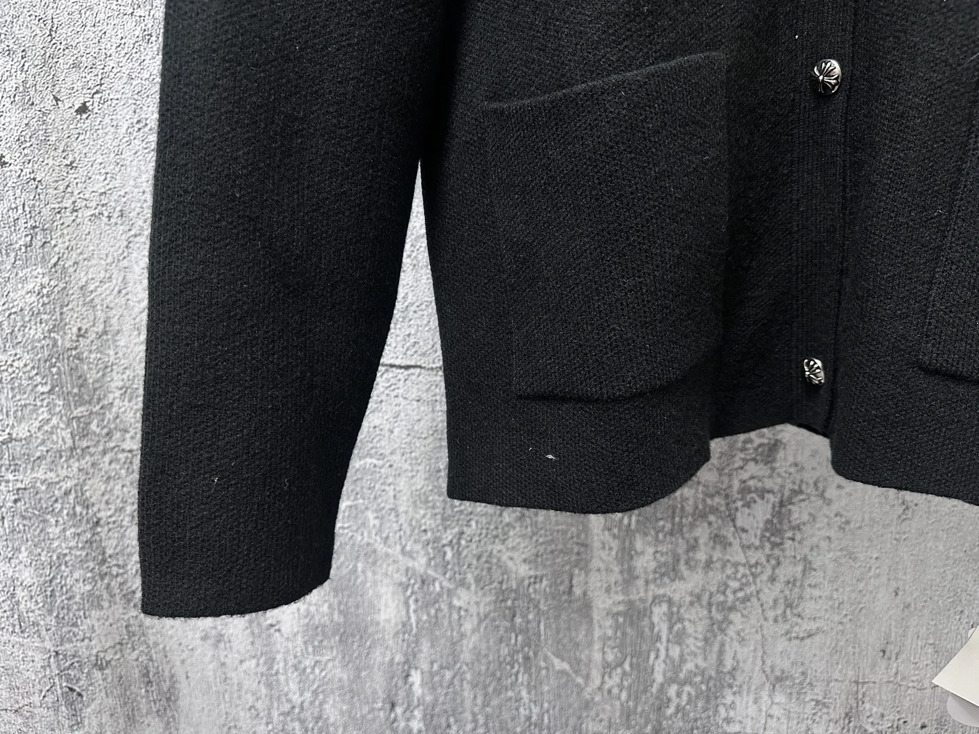 P200 【𝐶ℎ𝑟𝑜𝑚𝑒 𝐻𝑒𝑎𝑟𝑡𝑠】克罗心贴布豹纹皮标针织 历时一个月终于出货了,简直太爱了 上身真的超级帅。随意翻翻街拍 就能发现明星们都把它当作收藏级的,男女轻奢主义通勤必备单品。开发全网最高版本 从打版到做货耗时1个月,订制定制全套辅料,高端大气 档次十足! 整件为纯棉针织毛线进口机织 颜色:黑色 尺码:S M L