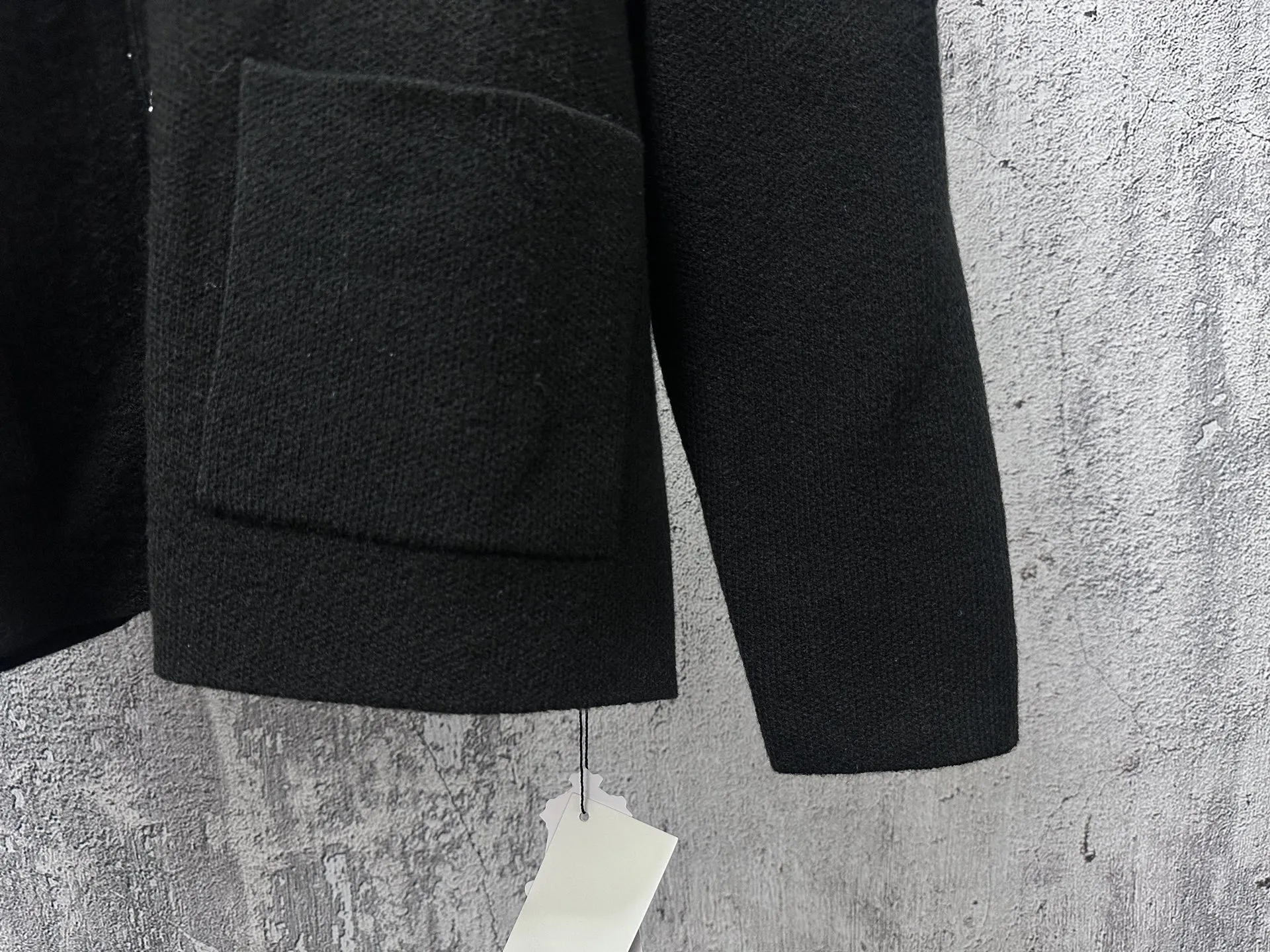 P200 【𝐶ℎ𝑟𝑜𝑚𝑒 𝐻𝑒𝑎𝑟𝑡𝑠】克罗心贴布豹纹皮标针织 历时一个月终于出货了,简直太爱了 上身真的超级帅。随意翻翻街拍 就能发现明星们都把它当作收藏级的,男女轻奢主义通勤必备单品。开发全网最高版本 从打版到做货耗时1个月,订制定制全套辅料,高端大气 档次十足! 整件为纯棉针织毛线进口机织 颜色:黑色 尺码:S M L