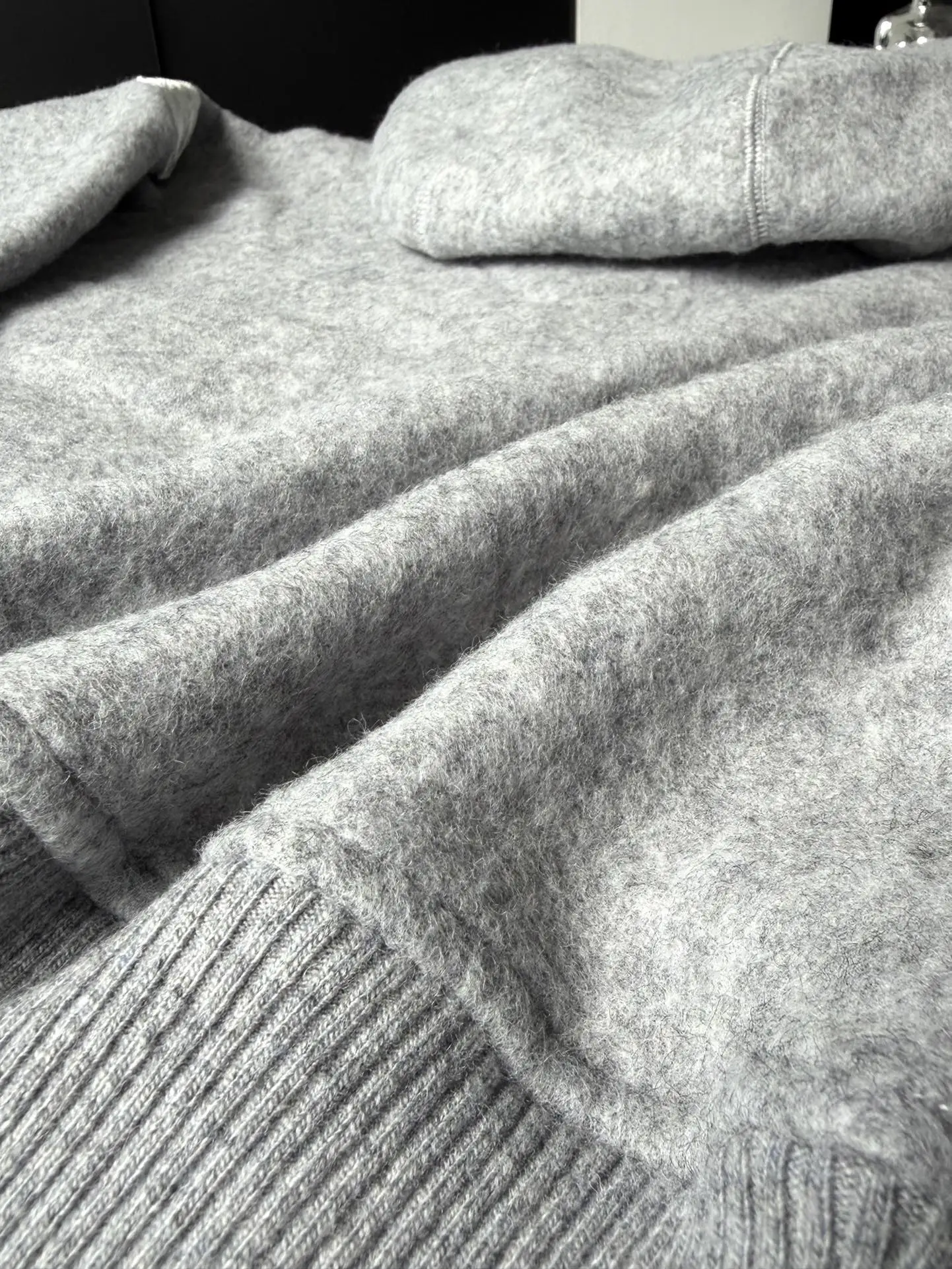 大鹅/Canada Goose抓绒羊毛饰章连帽夹克外套 面料选择: 以羊毛为主体,加入极少量氨纶和聚酯纤维混纺而成的羊毛抓绒面料。羊毛作为核心天然成分,提供无与伦比的温度调节、抑菌防臭和亲肤感。少量氨纶的喂入赋予了面料一定的四向弹性,日常活动时毫无束缚感。作为抓绒结构的基础,聚酯纤维增强了面料的耐久性、抗皱性和快干性,它构成了抓绒的蓬松感,并提供锁住空气等功能。 细节1: 衣袖和下摆采用2乘2罗纹收口,其强大的弹性,可以紧密贴合不同粗细的手腕和腰部,形成一个有效的‘密封’,防止冷风倒灌。在多次拉伸和使用后仍能保持原有形状,不易松垮变形。且罗纹袖口能传递一种设计感,强化视觉美观度。 细节2: 兜帽设计与松紧扣的搭配提升穿戴时的保暖度与防风性能。 辅料:定制弹性抽绳松紧扣定制拉链吊坠定制臂章 尺码:S M L 颜色:黑 灰 咖 米 粉