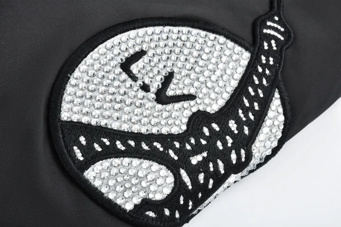 P400 1v 24SS 水钻绣章夹棉棒球服（黑色） 原版28,900购入开发，菲董联名系列。面料采用锦纶半消光斜纹布，里布采用人丝斜纹缎面，特种绣花机2200#洗水棉，绣竖条间棉里布，门襟采用夹层1200#棉，章仔采用日本进口田岛绣花机刺绣，醋酸斜纹缎面本白色打底，缎面光泽度高作为烫钻底，可以衬托光线更加四散，总共三组花型组成完整章仔图案，水钻位置全部参照原版还原位置，纯手工单规格单颗数位置数量做刷钻模版，采用仿奥钻4里跟2里两种规格，手工刷钻贴膜做烫钻花稿，烫钻花稿纯手工摆章仔，四周角落全部对绣花黑线内里落位 恒温恒时自动化压烫确保耐水洗牢度，成品钻章仔手摇绣花贴前幅裁片，左右片花型做还原花拼接处理，配套1.8cm喷亮面漆四合扣。 Size:46-48-50