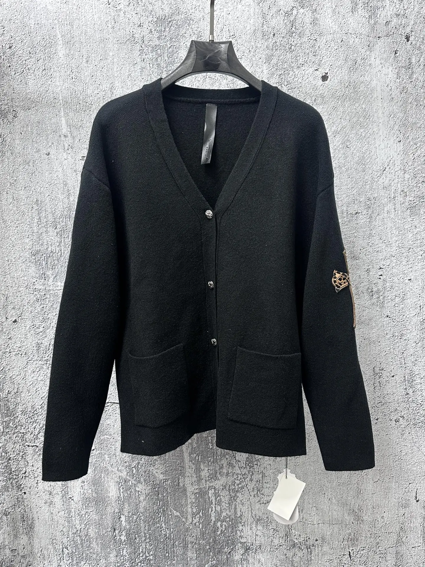 P200 【𝐶ℎ𝑟𝑜𝑚𝑒 𝐻𝑒𝑎𝑟𝑡𝑠】克罗心贴布豹纹皮标针织 历时一个月终于出货了,简直太爱了 上身真的超级帅。随意翻翻街拍 就能发现明星们都把它当作收藏级的,男女轻奢主义通勤必备单品。开发全网最高版本 从打版到做货耗时1个月,订制定制全套辅料,高端大气 档次十足! 整件为纯棉针织毛线进口机织 颜色:黑色 尺码:S M L