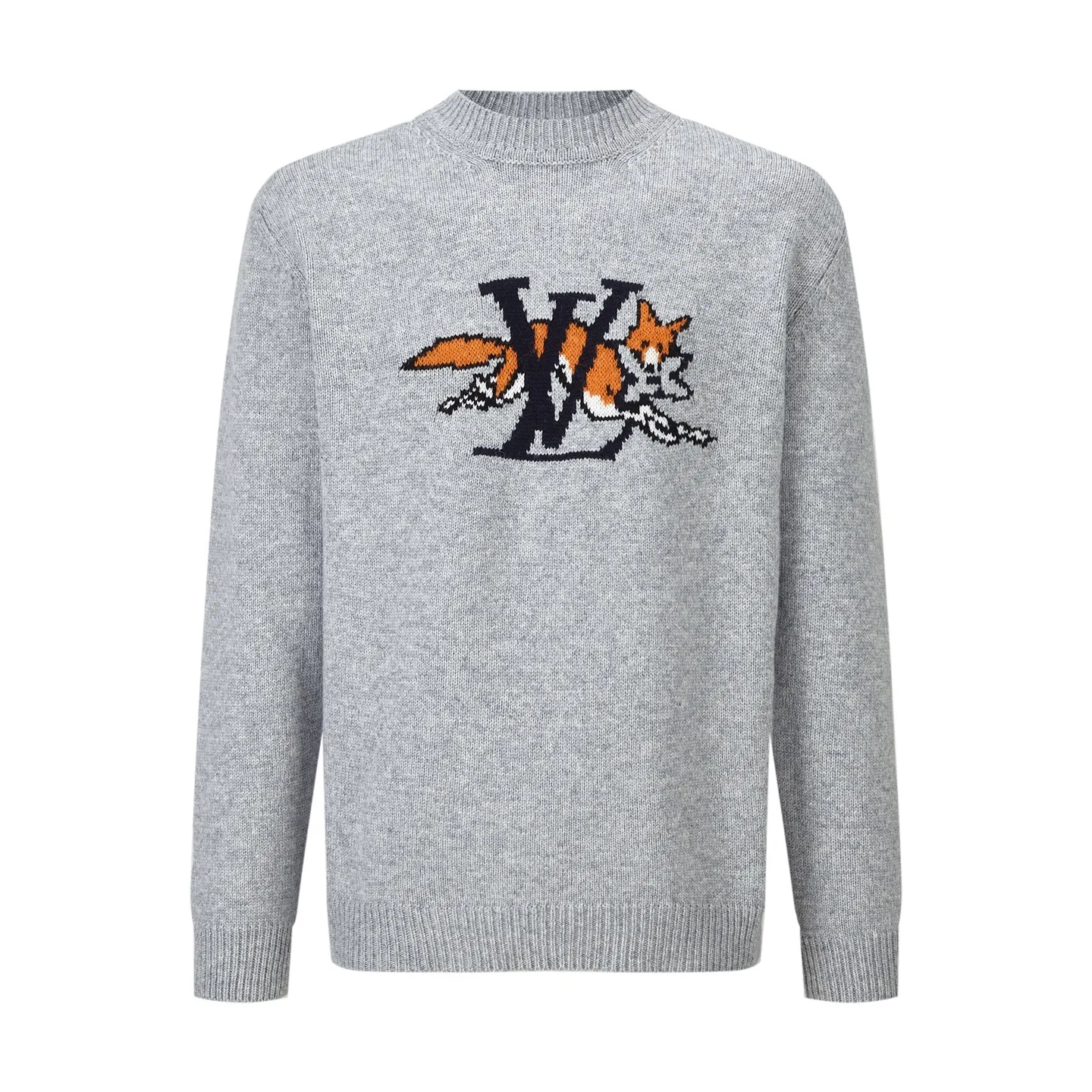 P230 1v 26SS 狐狸嵌花圆领毛衣 原版14,100购入开发，面料采用50%羊毛，15%山羊绒，35%棉。进口正7针提花工艺，胸前以花卉提花图标饰以跃功的狐狸动物做为点缀。皮标采用双层复合牛皮，面上压花品牌标识。这款长袖粗针织圆领衫，饰有灵感源自英国乡村的俏皮嵌花图案，图案中包含大号LV字母和一只衔着Monogram花卉的跃动狐狸。采用浅色绵羊毛与山羊绒混纺纱线制成，背面饰有WN牛皮革Marque L.Vuitton Dpose贴饰。温暖舒适，是本季常备品。整体走线平直细腻，面料舒适柔软，颜色一致无色差 能与同款搭配营造时尚造型，驾驭各种场合，定制辅料，三标齐全，男女同款。 Size:S-M-L-XL