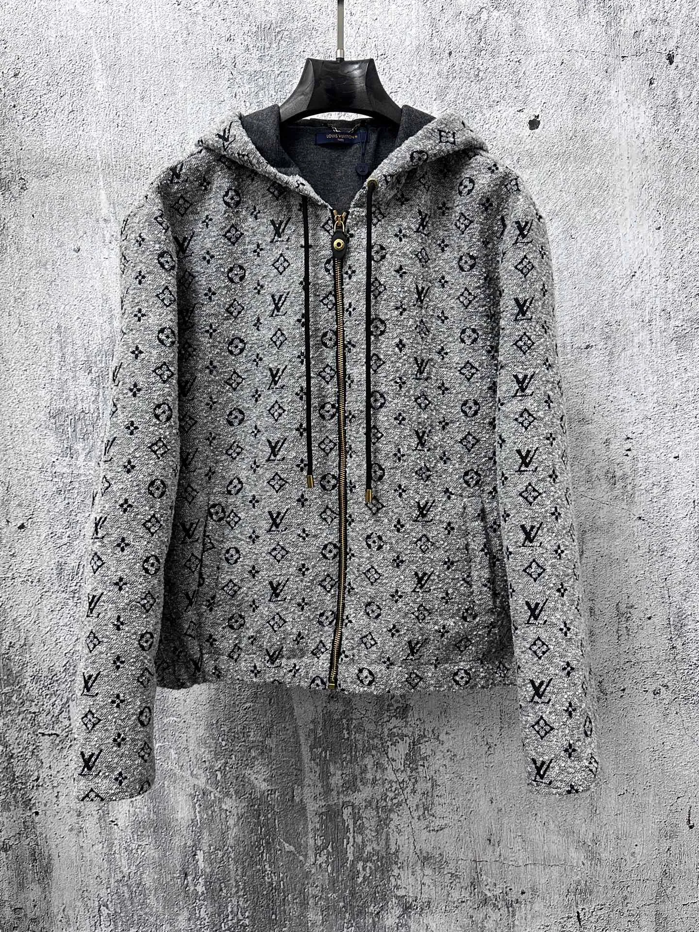 P320 【Louis vuitton】路易25秋冬老花连帽外套 Monogram连帽外套，经典老花图案+高品质羊毛混纺，柔软又保暖!金色拉链和抽绳细节超有秋冬穿超合适人。宽松版辨识度，内衬柔软舒适，男女都能轻松驾驭，休闲or街头风都能搭 尺码：S-XL