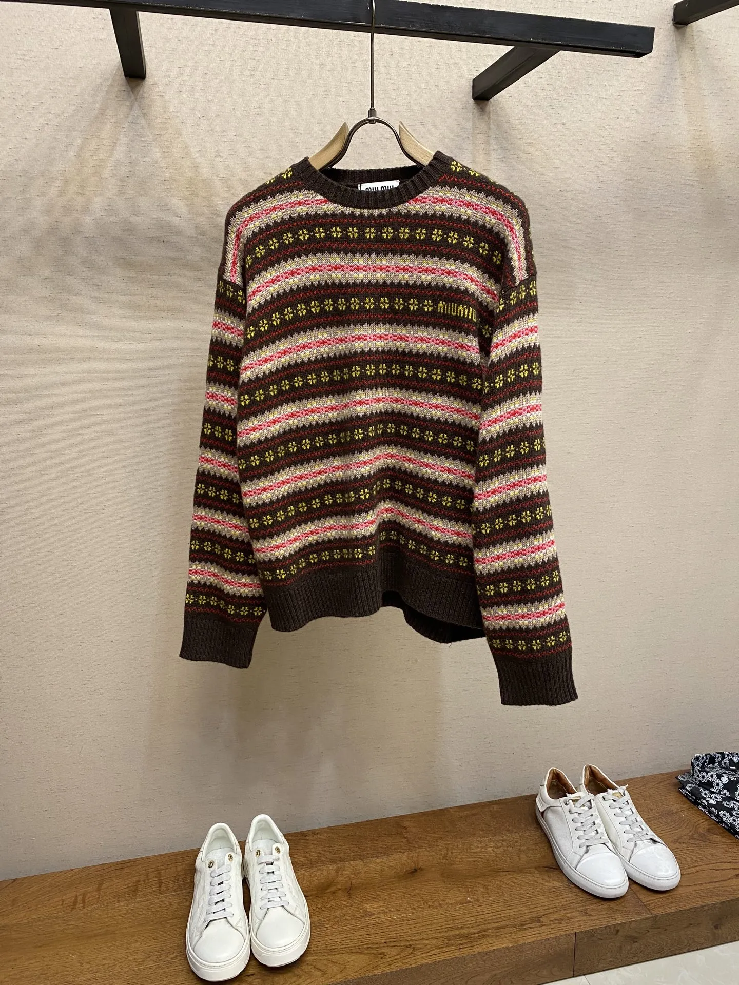 🌟🌟Miu Miu 25新品羊毛条纹毛衣 甄选羊毛面料制作 饰有品牌标识刺绣徽标 复古条纹提花图案 撞色针织饰边 弹力版型 秋冬新品❕ 尺码：S，M，L...