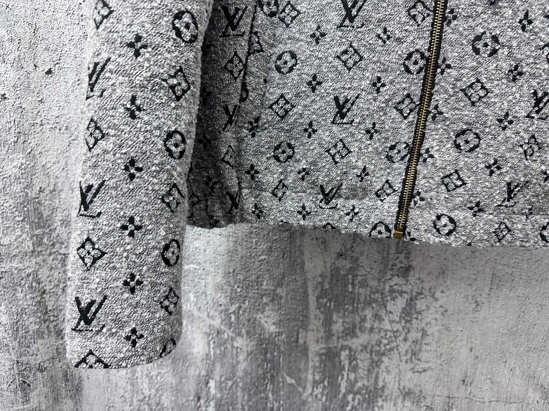 P320 【Louis vuitton】路易25秋冬老花连帽外套 Monogram连帽外套,经典老花图案+高品质羊毛混纺,柔软又保暖!金色拉链和抽绳细节超有秋冬穿超合适人。宽松版辨识度,内衬柔软舒适,男女都能轻松驾驭,休闲or街头风都能搭 尺码:S-XL