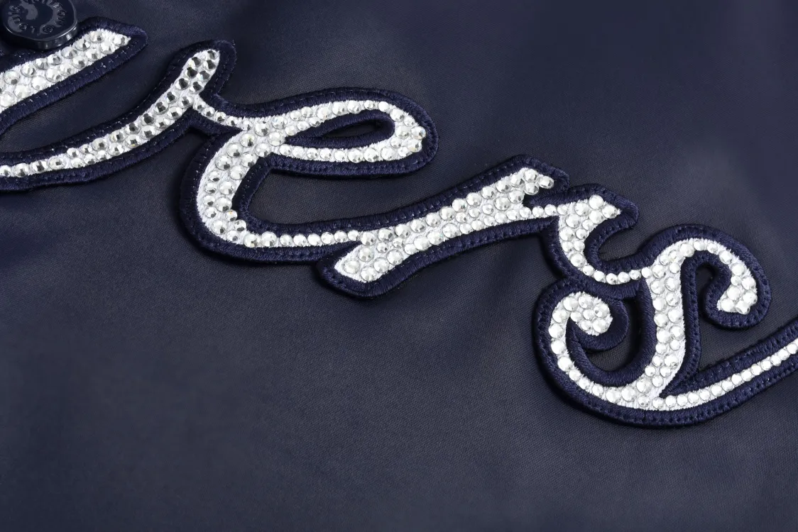 P400 1v 24FW 水钻绣章夹棉棒球服（藏青） 原版30,000购入开发，面料采用锦纶半消光斜纹布，里布采用人丝斜纹缎面，特种绣花机2200#洗水棉，绣竖条间棉里布，门襟采用夹层1200#棉，章仔采用日本进口田岛绣花机刺绣，醋酸斜纹缎面本白色打底，缎面光泽度高作为烫钻底，可以衬托光线更加四散，总共三组花型组成完整章仔图案，水钻位置全部参照原版还原位置，纯手工单规格单颗数位置数量做刷钻模版，采用仿奥钻4里跟2里两种规格，手工刷钻贴膜做烫钻花稿，烫钻花稿纯手工摆章仔，四周角落全部对绣花黑线内里落位 恒温恒时自动化压烫确保耐水洗牢度，成品钻章仔手摇绣花贴前幅裁片，左右片花型做还原花拼接处理，配套1.8cm喷亮面漆四合扣。三标辅料配套齐全，面包服OS廓形剪裁，容纳任何身形，区别市场错色版本。 Size:46-48-50