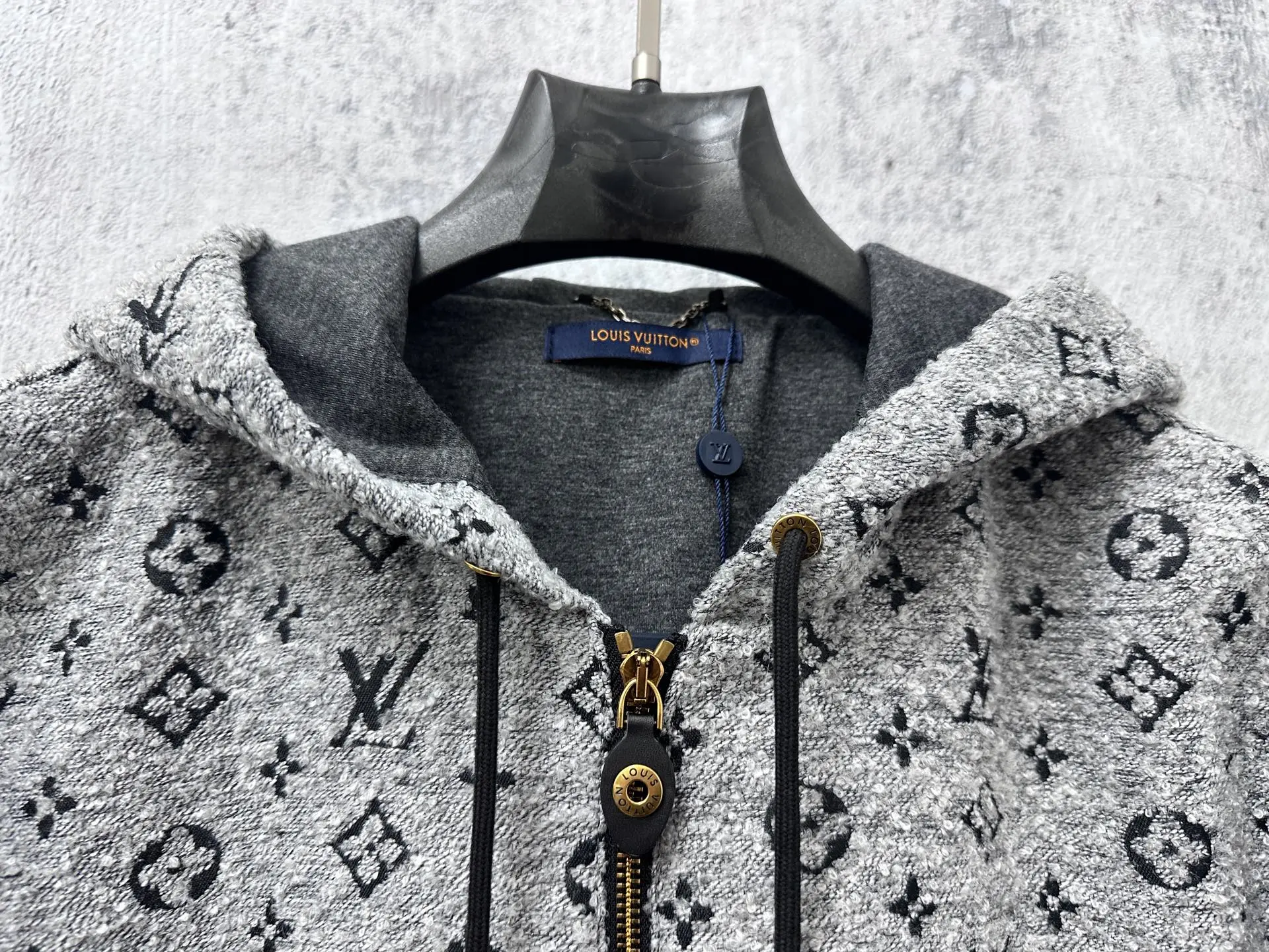 P320 【Louis vuitton】路易25秋冬老花连帽外套 Monogram连帽外套,经典老花图案+高品质羊毛混纺,柔软又保暖!金色拉链和抽绳细节超有秋冬穿超合适人。宽松版辨识度,内衬柔软舒适,男女都能轻松驾驭,休闲or街头风都能搭 尺码:S-XL