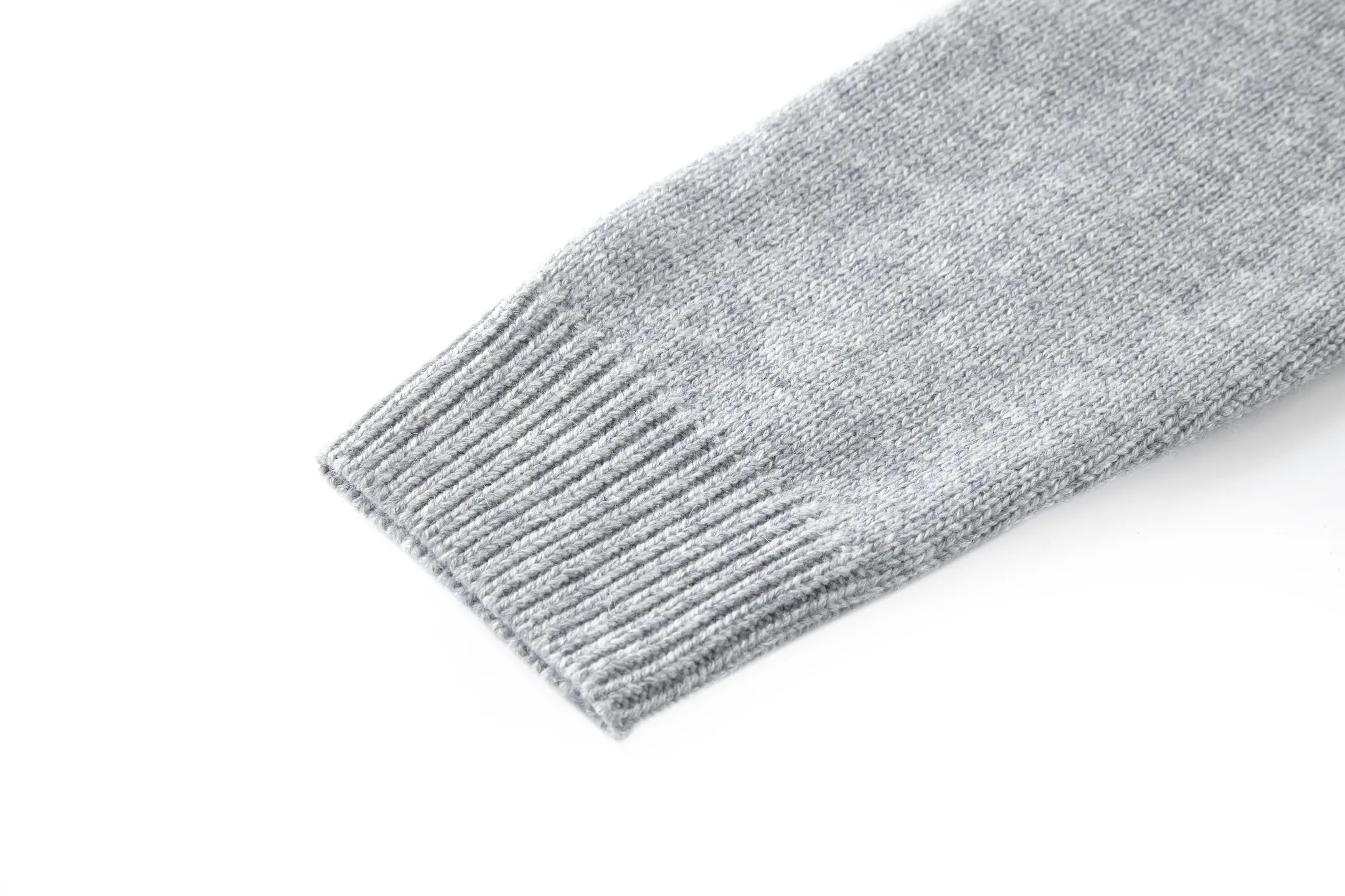 P230 1v 26SS 狐狸嵌花圆领毛衣 原版14,100购入开发,面料采用50%羊毛,15%山羊绒,35%棉。进口正7针提花工艺,胸前以花卉提花图标饰以跃功的狐狸动物做为点缀。皮标采用双层复合牛皮,面上压花品牌标识。这款长袖粗针织圆领衫,饰有灵感源自英国乡村的俏皮嵌花图案,图案中包含大号LV字母和一只衔着Monogram花卉的跃动狐狸。采用浅色绵羊毛与山羊绒混纺纱线制成,背面饰有WN牛皮革Marque L.Vuitton Dpose贴饰。温暖舒适,是本季常备品。整体走线平直细腻,面料舒适柔软,颜色一致无色差 能与同款搭配营造时尚造型,驾驭各种场合,定制辅料,三标齐全,男女同款。 Size:S-M-L-XL