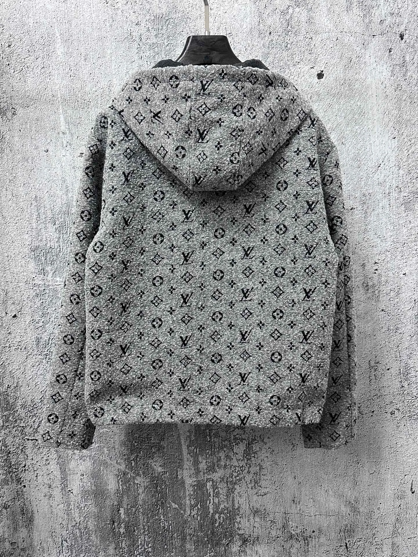 P320 【Louis vuitton】路易25秋冬老花连帽外套 Monogram连帽外套,经典老花图案+高品质羊毛混纺,柔软又保暖!金色拉链和抽绳细节超有秋冬穿超合适人。宽松版辨识度,内衬柔软舒适,男女都能轻松驾驭,休闲or街头风都能搭 尺码:S-XL