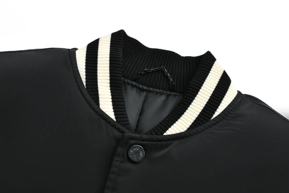 P400 1v 24SS 水钻绣章夹棉棒球服(黑色) 原版28,900购入开发,菲董联名系列。面料采用锦纶半消光斜纹布,里布采用人丝斜纹缎面,特种绣花机2200#洗水棉,绣竖条间棉里布,门襟采用夹层1200#棉,章仔采用日本进口田岛绣花机刺绣,醋酸斜纹缎面本白色打底,缎面光泽度高作为烫钻底,可以衬托光线更加四散,总共三组花型组成完整章仔图案,水钻位置全部参照原版还原位置,纯手工单规格单颗数位置数量做刷钻模版,采用仿奥钻4里跟2里两种规格,手工刷钻贴膜做烫钻花稿,烫钻花稿纯手工摆章仔,四周角落全部对绣花黑线内里落位 恒温恒时自动化压烫确保耐水洗牢度,成品钻章仔手摇绣花贴前幅裁片,左右片花型做还原花拼接处理,配套1.8cm喷亮面漆四合扣。 Size:46-48-50