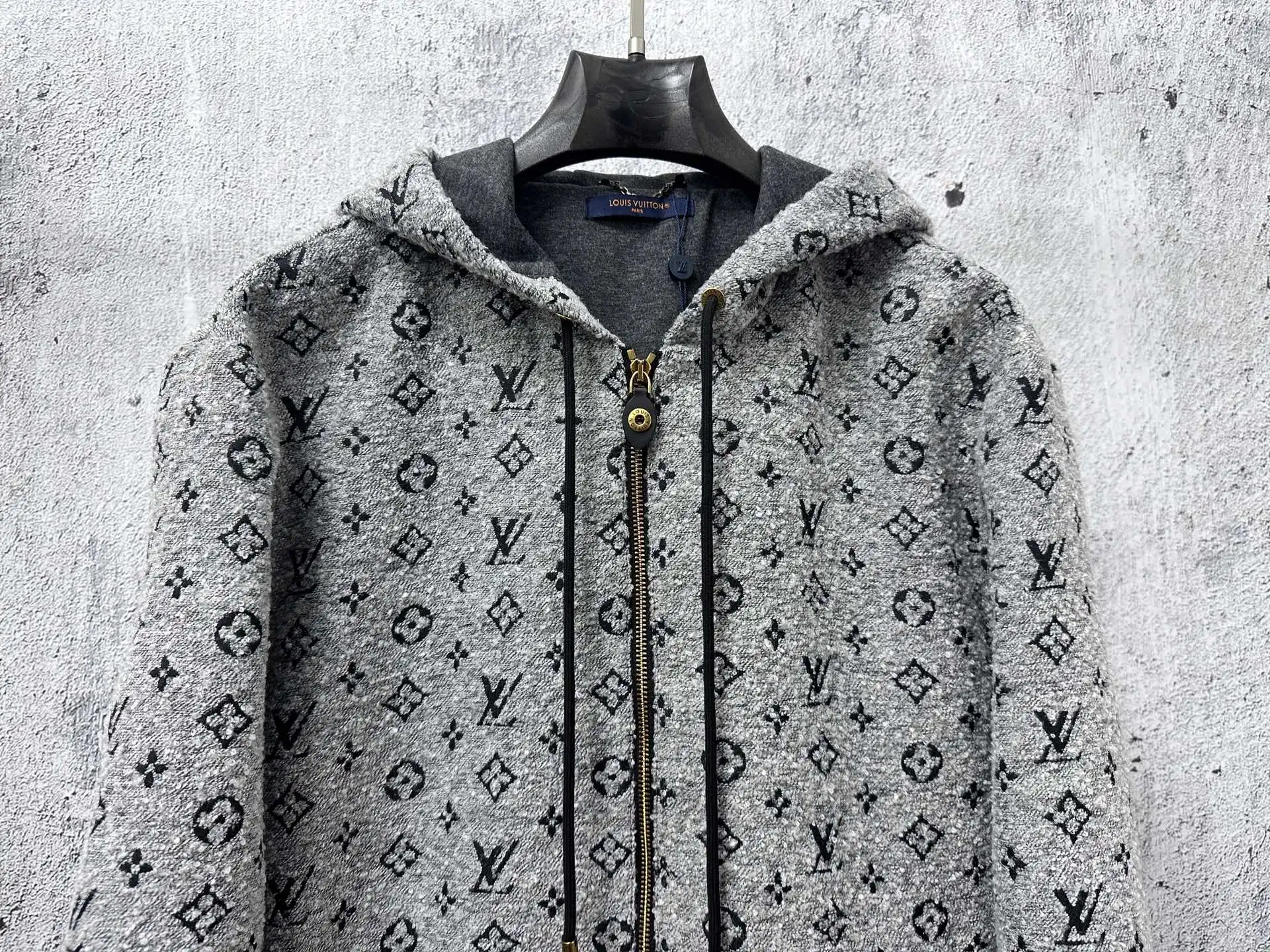 P320 【Louis vuitton】路易25秋冬老花连帽外套 Monogram连帽外套,经典老花图案+高品质羊毛混纺,柔软又保暖!金色拉链和抽绳细节超有秋冬穿超合适人。宽松版辨识度,内衬柔软舒适,男女都能轻松驾驭,休闲or街头风都能搭 尺码:S-XL