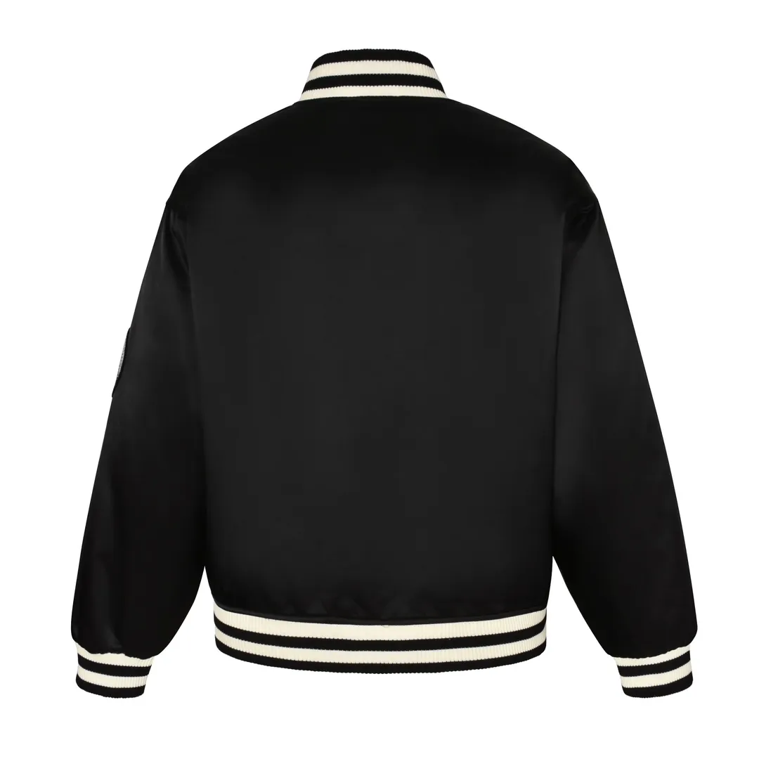 P400 1v 24SS 水钻绣章夹棉棒球服(黑色) 原版28,900购入开发,菲董联名系列。面料采用锦纶半消光斜纹布,里布采用人丝斜纹缎面,特种绣花机2200#洗水棉,绣竖条间棉里布,门襟采用夹层1200#棉,章仔采用日本进口田岛绣花机刺绣,醋酸斜纹缎面本白色打底,缎面光泽度高作为烫钻底,可以衬托光线更加四散,总共三组花型组成完整章仔图案,水钻位置全部参照原版还原位置,纯手工单规格单颗数位置数量做刷钻模版,采用仿奥钻4里跟2里两种规格,手工刷钻贴膜做烫钻花稿,烫钻花稿纯手工摆章仔,四周角落全部对绣花黑线内里落位 恒温恒时自动化压烫确保耐水洗牢度,成品钻章仔手摇绣花贴前幅裁片,左右片花型做还原花拼接处理,配套1.8cm喷亮面漆四合扣。 Size:46-48-50