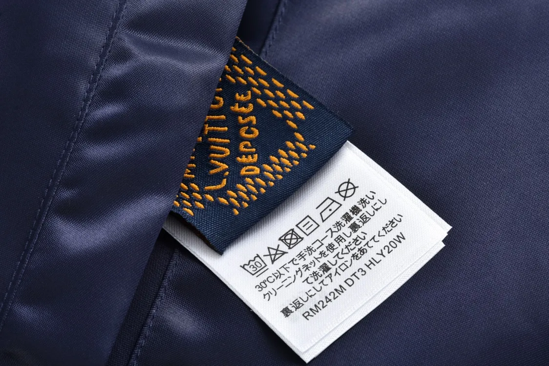 P400 1v 24FW 水钻绣章夹棉棒球服(藏青) 原版30,000购入开发,面料采用锦纶半消光斜纹布,里布采用人丝斜纹缎面,特种绣花机2200#洗水棉,绣竖条间棉里布,门襟采用夹层1200#棉,章仔采用日本进口田岛绣花机刺绣,醋酸斜纹缎面本白色打底,缎面光泽度高作为烫钻底,可以衬托光线更加四散,总共三组花型组成完整章仔图案,水钻位置全部参照原版还原位置,纯手工单规格单颗数位置数量做刷钻模版,采用仿奥钻4里跟2里两种规格,手工刷钻贴膜做烫钻花稿,烫钻花稿纯手工摆章仔,四周角落全部对绣花黑线内里落位 恒温恒时自动化压烫确保耐水洗牢度,成品钻章仔手摇绣花贴前幅裁片,左右片花型做还原花拼接处理,配套1.8cm喷亮面漆四合扣。三标辅料配套齐全,面包服OS廓形剪裁,容纳任何身形,区别市场错色版本。 Size:46-48-50