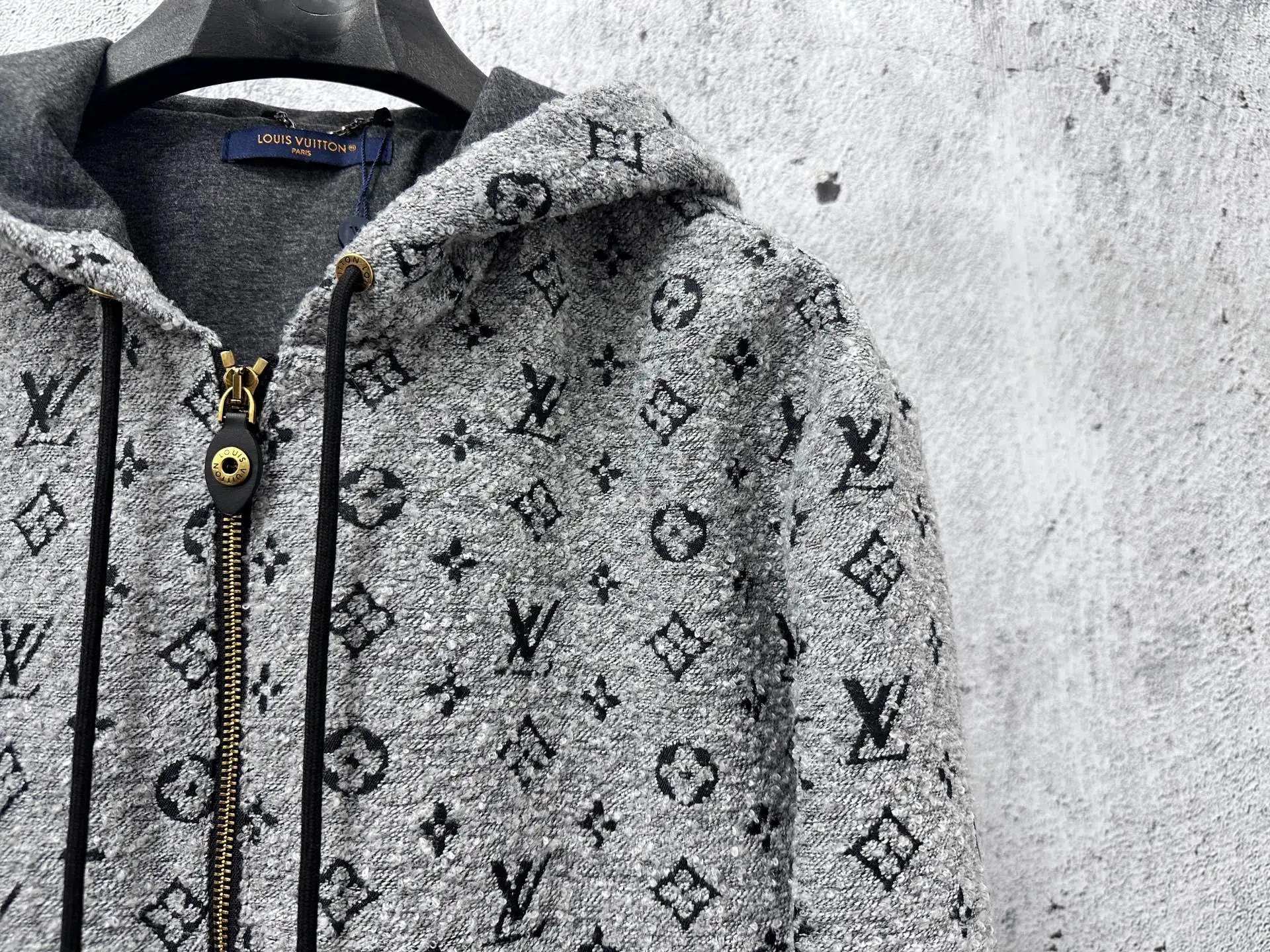 P320 【Louis vuitton】路易25秋冬老花连帽外套 Monogram连帽外套，经典老花图案+高品质羊毛混纺，柔软又保暖!金色拉链和抽绳细节超有秋冬穿超合适人。宽松版辨识度，内衬柔软舒适，男女都能轻松驾驭，休闲or街头风都能搭 尺码：S-XL