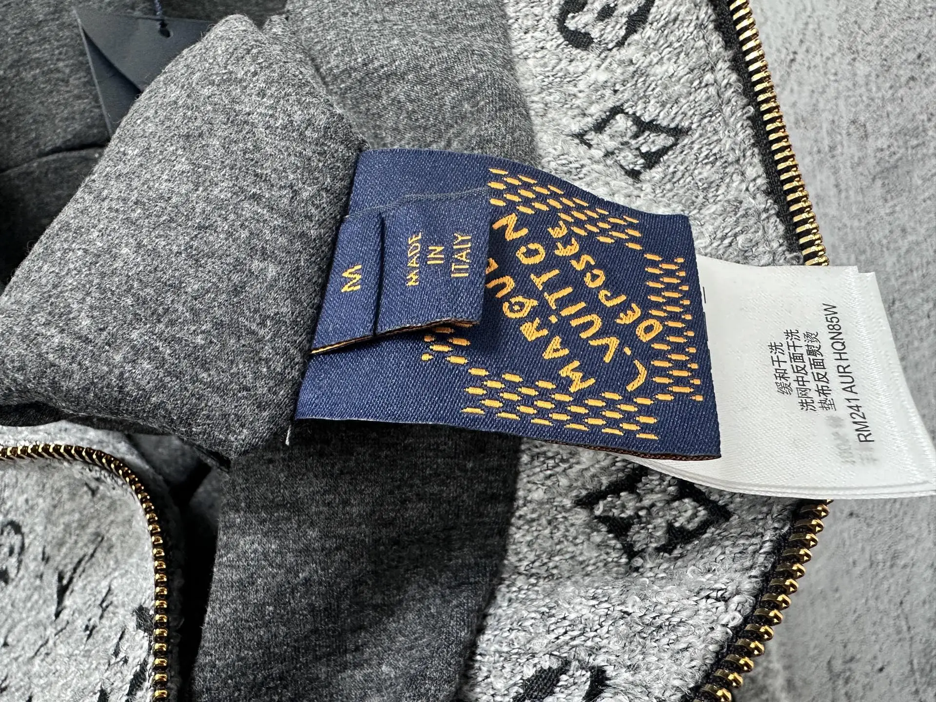 P320 【Louis vuitton】路易25秋冬老花连帽外套 Monogram连帽外套，经典老花图案+高品质羊毛混纺，柔软又保暖!金色拉链和抽绳细节超有秋冬穿超合适人。宽松版辨识度，内衬柔软舒适，男女都能轻松驾驭，休闲or街头风都能搭 尺码：S-XL