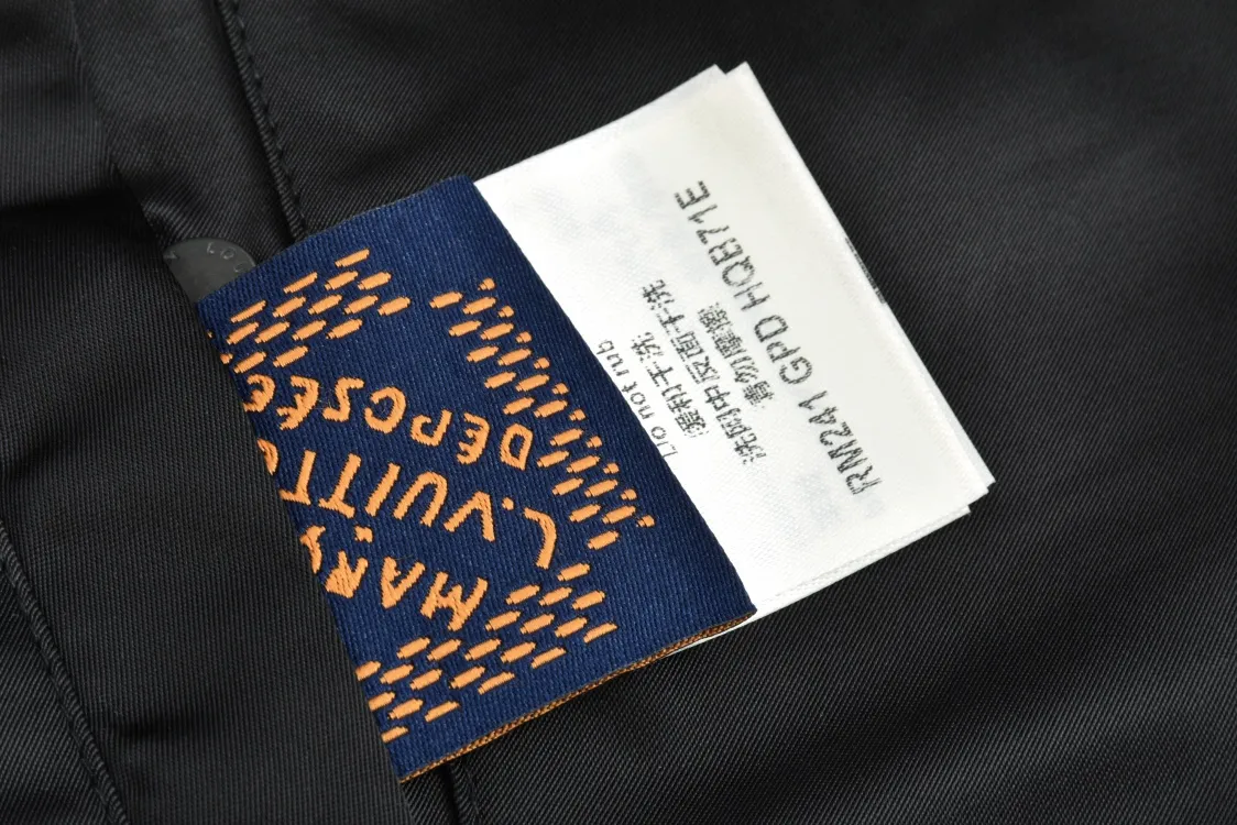 P400 1v 24SS 水钻绣章夹棉棒球服(黑色) 原版28,900购入开发,菲董联名系列。面料采用锦纶半消光斜纹布,里布采用人丝斜纹缎面,特种绣花机2200#洗水棉,绣竖条间棉里布,门襟采用夹层1200#棉,章仔采用日本进口田岛绣花机刺绣,醋酸斜纹缎面本白色打底,缎面光泽度高作为烫钻底,可以衬托光线更加四散,总共三组花型组成完整章仔图案,水钻位置全部参照原版还原位置,纯手工单规格单颗数位置数量做刷钻模版,采用仿奥钻4里跟2里两种规格,手工刷钻贴膜做烫钻花稿,烫钻花稿纯手工摆章仔,四周角落全部对绣花黑线内里落位 恒温恒时自动化压烫确保耐水洗牢度,成品钻章仔手摇绣花贴前幅裁片,左右片花型做还原花拼接处理,配套1.8cm喷亮面漆四合扣。 Size:46-48-50