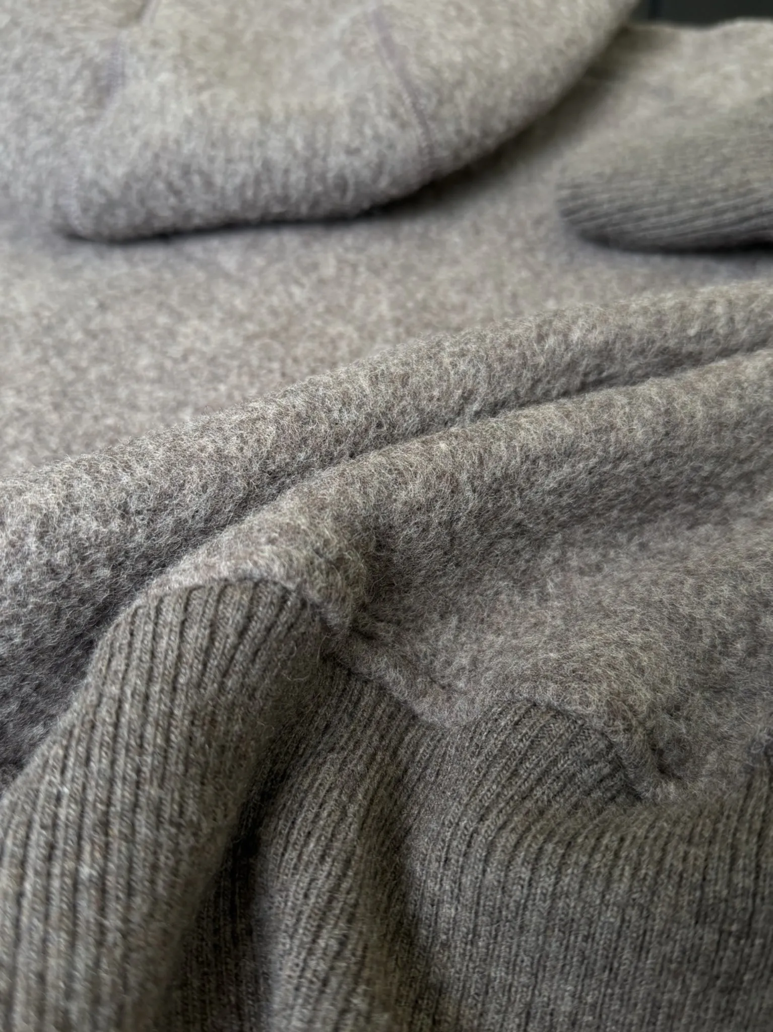 大鹅/Canada Goose抓绒羊毛饰章连帽夹克外套 面料选择: 以羊毛为主体,加入极少量氨纶和聚酯纤维混纺而成的羊毛抓绒面料。羊毛作为核心天然成分,提供无与伦比的温度调节、抑菌防臭和亲肤感。少量氨纶的喂入赋予了面料一定的四向弹性,日常活动时毫无束缚感。作为抓绒结构的基础,聚酯纤维增强了面料的耐久性、抗皱性和快干性,它构成了抓绒的蓬松感,并提供锁住空气等功能。 细节1: 衣袖和下摆采用2乘2罗纹收口,其强大的弹性,可以紧密贴合不同粗细的手腕和腰部,形成一个有效的‘密封’,防止冷风倒灌。在多次拉伸和使用后仍能保持原有形状,不易松垮变形。且罗纹袖口能传递一种设计感,强化视觉美观度。 细节2: 兜帽设计与松紧扣的搭配提升穿戴时的保暖度与防风性能。 辅料:定制弹性抽绳松紧扣定制拉链吊坠定制臂章 尺码:S M L 颜色:黑 灰 咖 米 粉