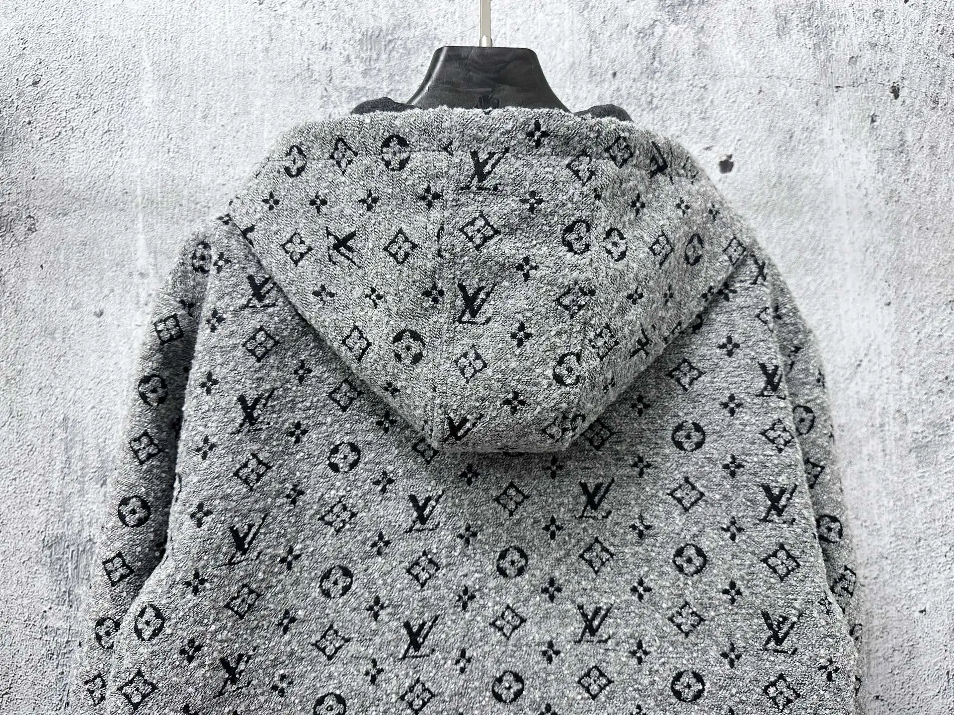 P320 【Louis vuitton】路易25秋冬老花连帽外套 Monogram连帽外套，经典老花图案+高品质羊毛混纺，柔软又保暖!金色拉链和抽绳细节超有秋冬穿超合适人。宽松版辨识度，内衬柔软舒适，男女都能轻松驾驭，休闲or街头风都能搭 尺码：S-XL