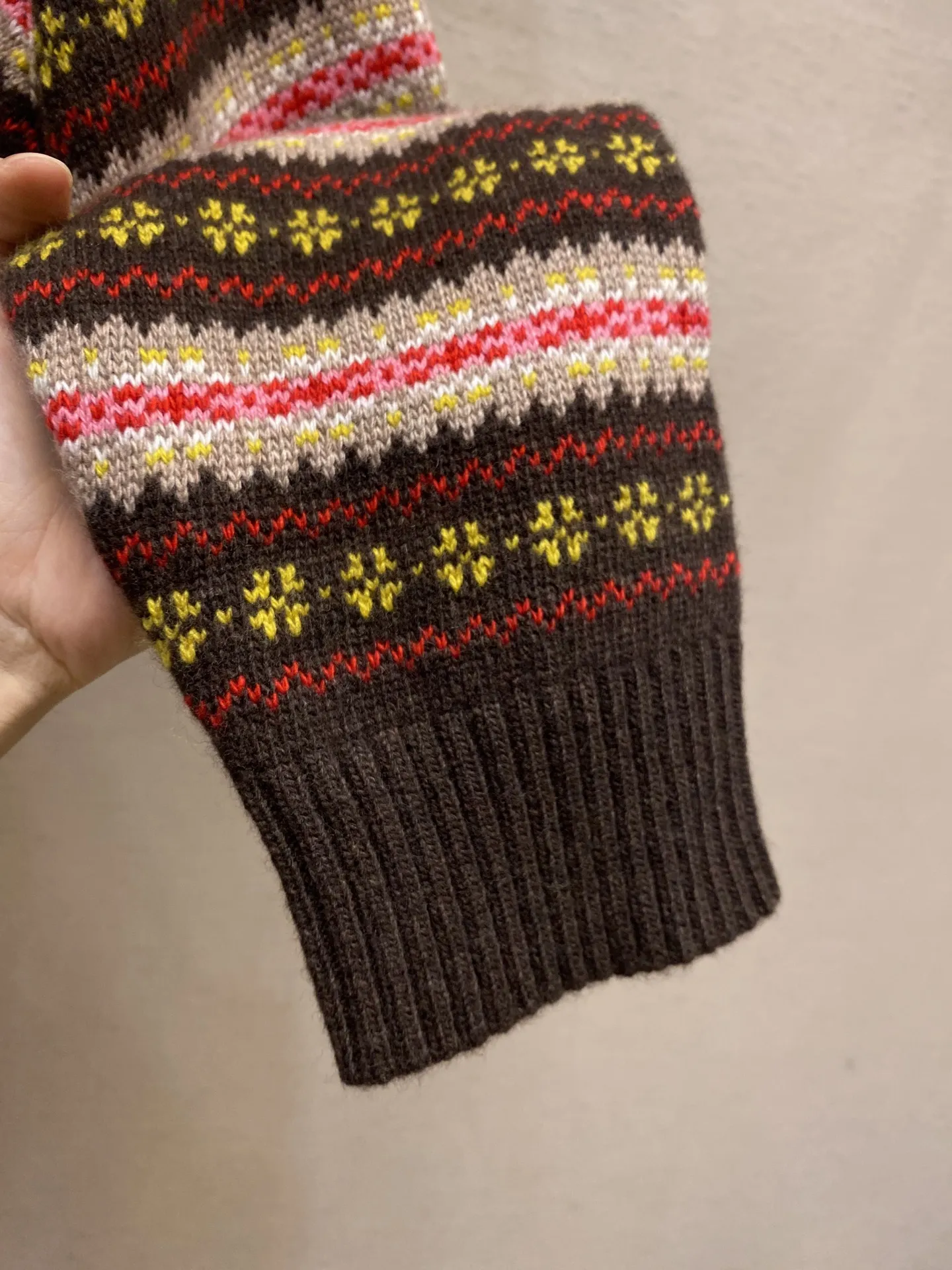 🌟🌟Miu Miu 25新品羊毛条纹毛衣 甄选羊毛面料制作 饰有品牌标识刺绣徽标 复古条纹提花图案 撞色针织饰边 弹力版型 秋冬新品❕ 尺码：S，M，L...