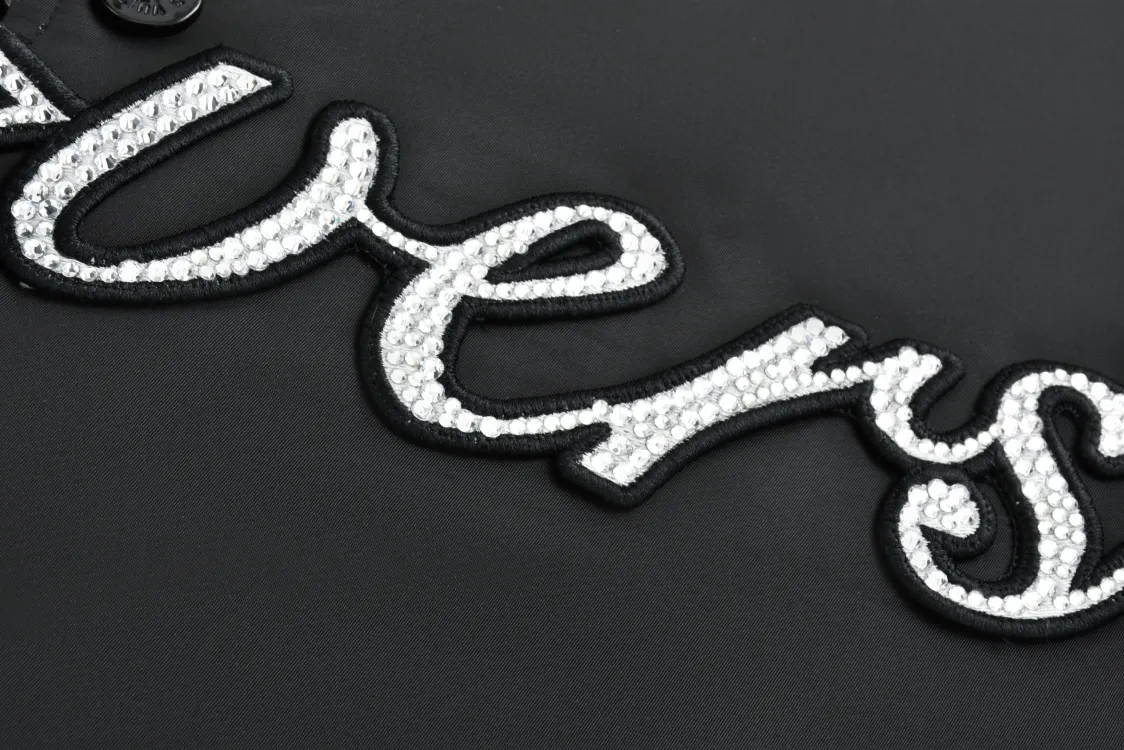 P400 1v 24SS 水钻绣章夹棉棒球服(黑色) 原版28,900购入开发,菲董联名系列。面料采用锦纶半消光斜纹布,里布采用人丝斜纹缎面,特种绣花机2200#洗水棉,绣竖条间棉里布,门襟采用夹层1200#棉,章仔采用日本进口田岛绣花机刺绣,醋酸斜纹缎面本白色打底,缎面光泽度高作为烫钻底,可以衬托光线更加四散,总共三组花型组成完整章仔图案,水钻位置全部参照原版还原位置,纯手工单规格单颗数位置数量做刷钻模版,采用仿奥钻4里跟2里两种规格,手工刷钻贴膜做烫钻花稿,烫钻花稿纯手工摆章仔,四周角落全部对绣花黑线内里落位 恒温恒时自动化压烫确保耐水洗牢度,成品钻章仔手摇绣花贴前幅裁片,左右片花型做还原花拼接处理,配套1.8cm喷亮面漆四合扣。 Size:46-48-50